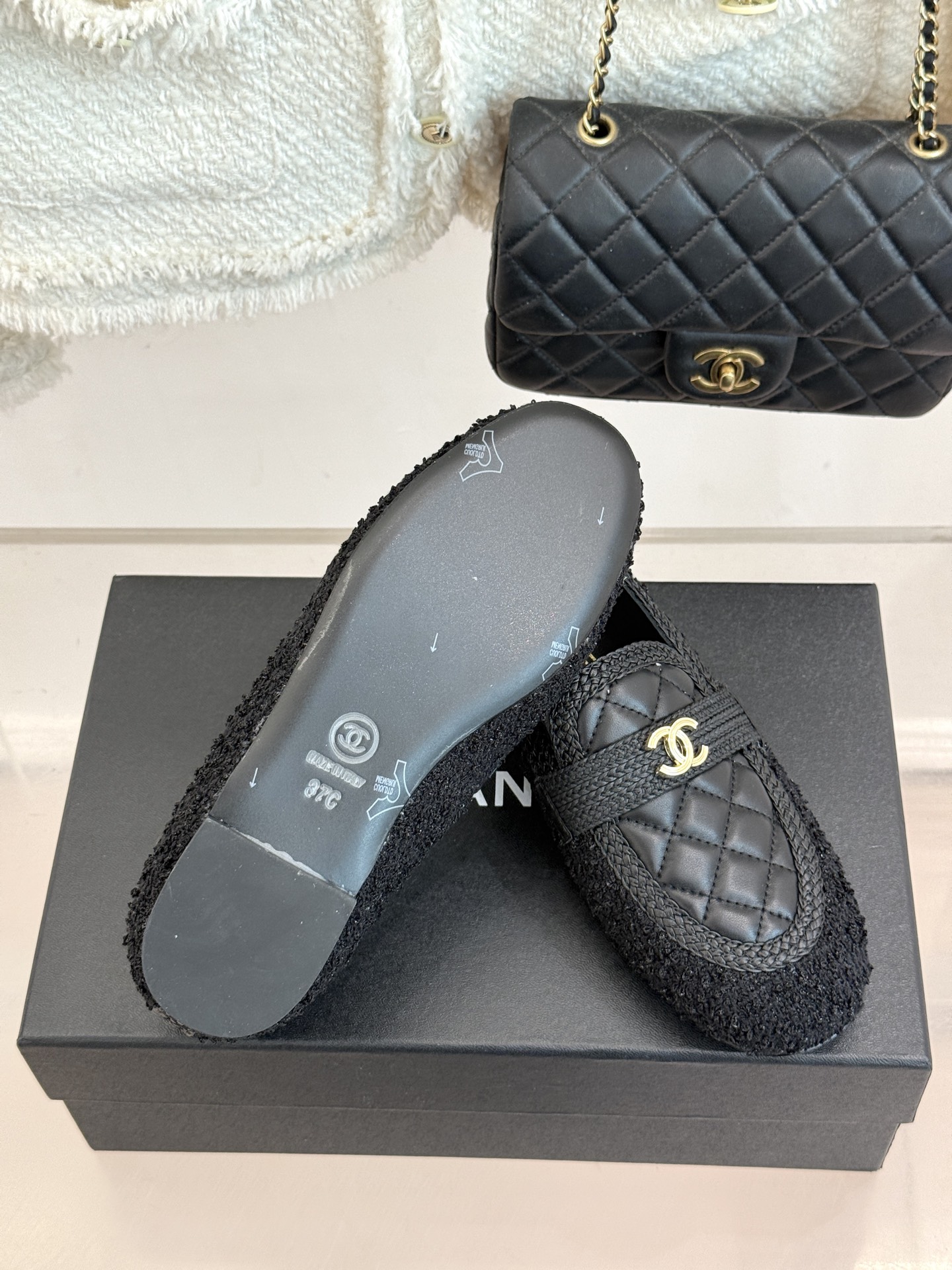 CHANE*|小香26B新品双C 菱格懒人半拖穆勒鞋乐福鞋 经典双C标识精致点睛 一脚蹬懒人超省心 平跟步履轻盈毫无负担 CHANE*|小香26B新品双C 菱格懒人半拖穆勒鞋乐福鞋 经典双C标识精致点睛 一脚蹬懒人超省心 平跟步履轻盈毫无负担