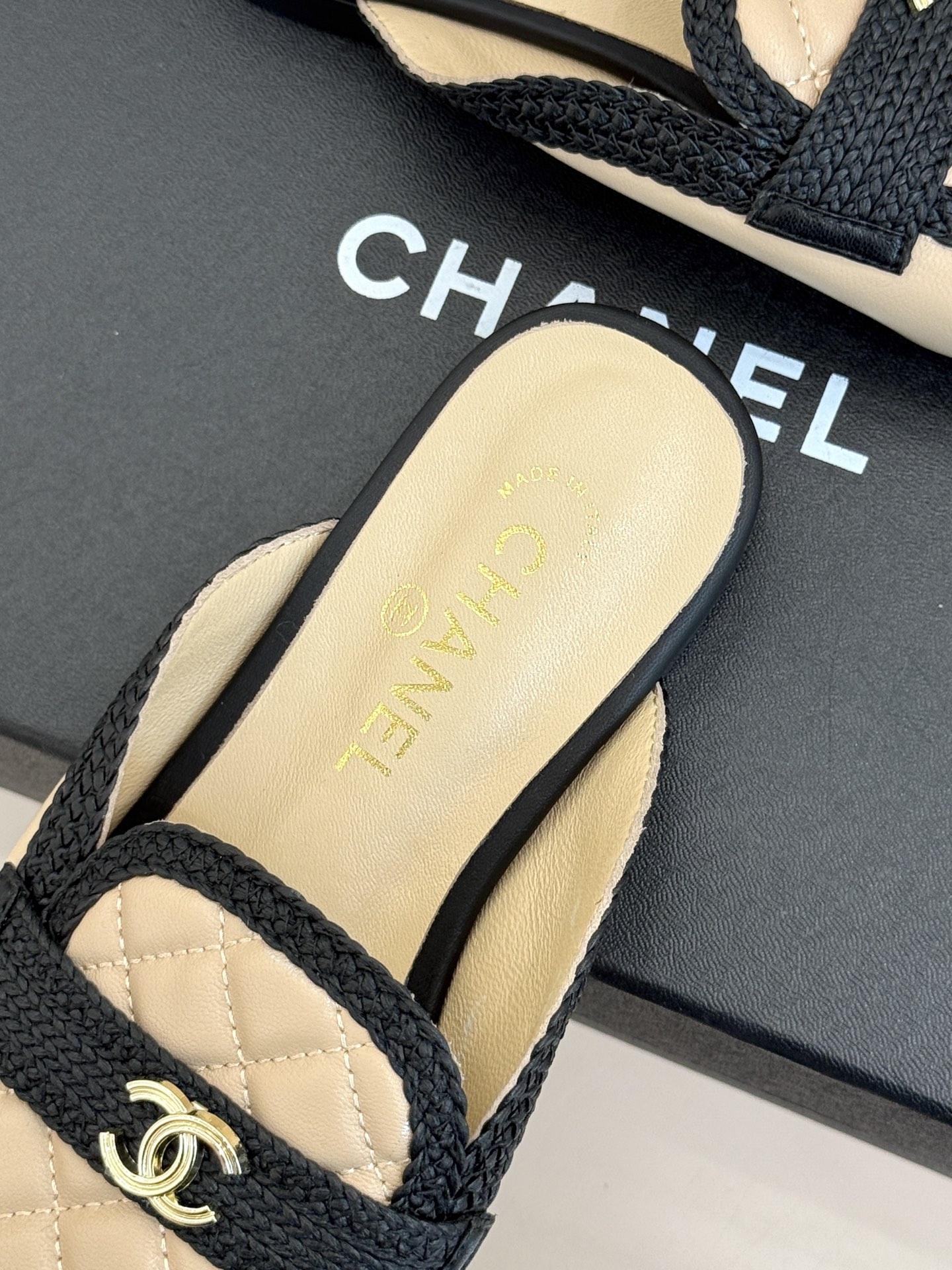 CHANE*|小香26B新品双C 菱格懒人半拖穆勒鞋乐福鞋 经典双C标识精致点睛 一脚蹬懒人超省心 平跟步履轻盈毫无负担 CHANE*|小香26B新品双C 菱格懒人半拖穆勒鞋乐福鞋 经典双C标识精致点睛 一脚蹬懒人超省心 平跟步履轻盈毫无负担