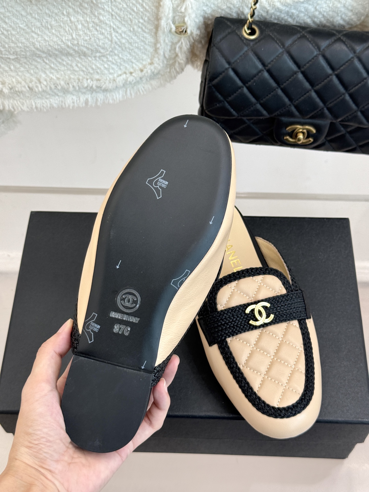 CHANE*|小香26B新品双C 菱格懒人半拖穆勒鞋乐福鞋 经典双C标识精致点睛 一脚蹬懒人超省心 平跟步履轻盈毫无负担 CHANE*|小香26B新品双C 菱格懒人半拖穆勒鞋乐福鞋 经典双C标识精致点睛 一脚蹬懒人超省心 平跟步履轻盈毫无负担