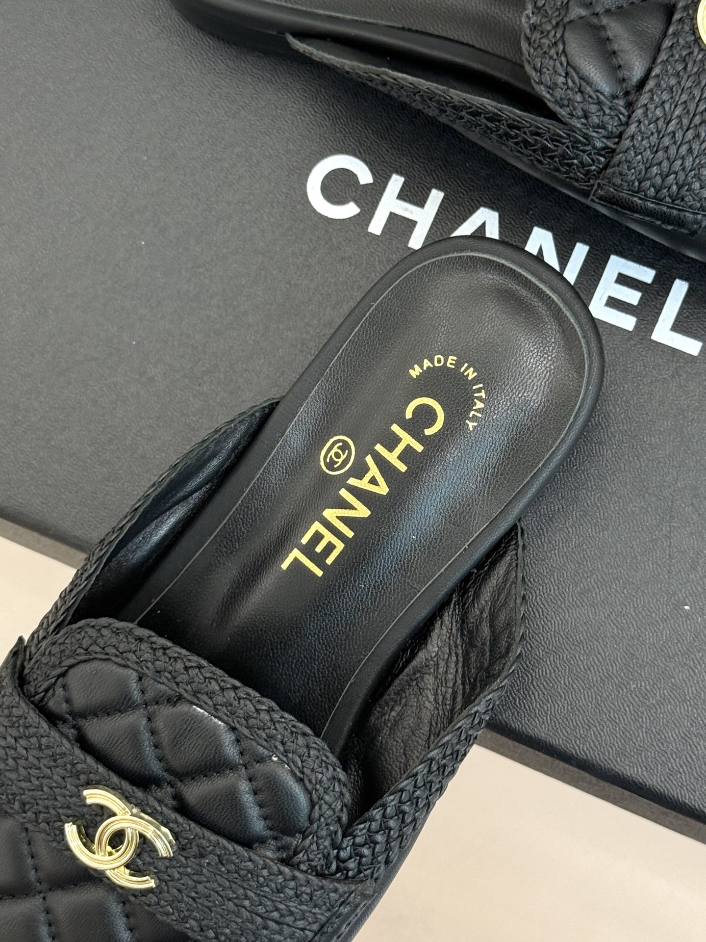 CHANE*|小香26B新品双C 菱格懒人半拖穆勒鞋乐福鞋 经典双C标识精致点睛 一脚蹬懒人超省心 平跟步履轻盈毫无负担 CHANE*|小香26B新品双C 菱格懒人半拖穆勒鞋乐福鞋 经典双C标识精致点睛 一脚蹬懒人超省心 平跟步履轻盈毫无负担