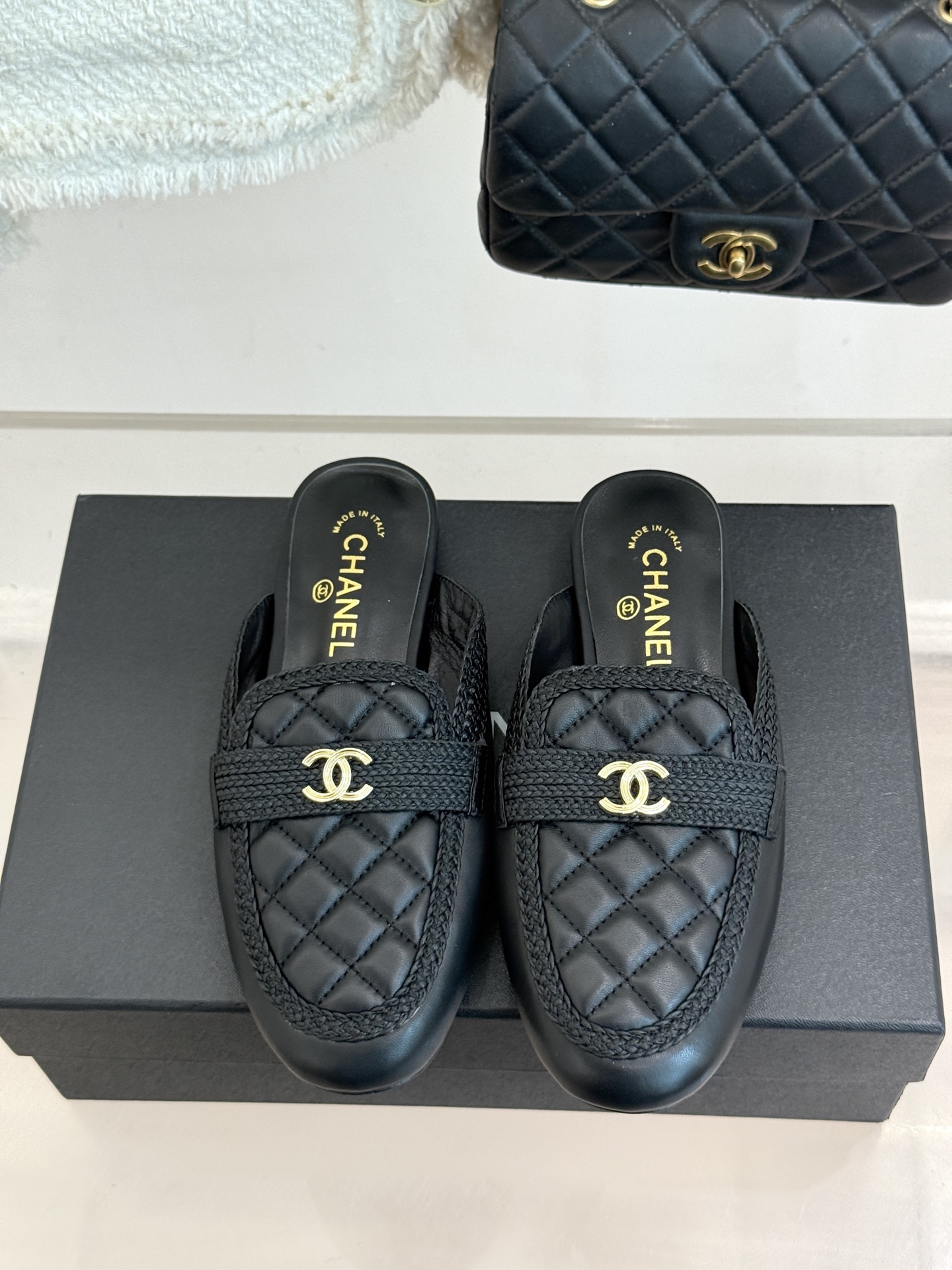 CHANE*|小香26B新品双C 菱格懒人半拖穆勒鞋乐福鞋 经典双C标识精致点睛 一脚蹬懒人超省心 平跟步履轻盈毫无负担 CHANE*|小香26B新品双C 菱格懒人半拖穆勒鞋乐福鞋 经典双C标识精致点睛 一脚蹬懒人超省心 平跟步履轻盈毫无负担