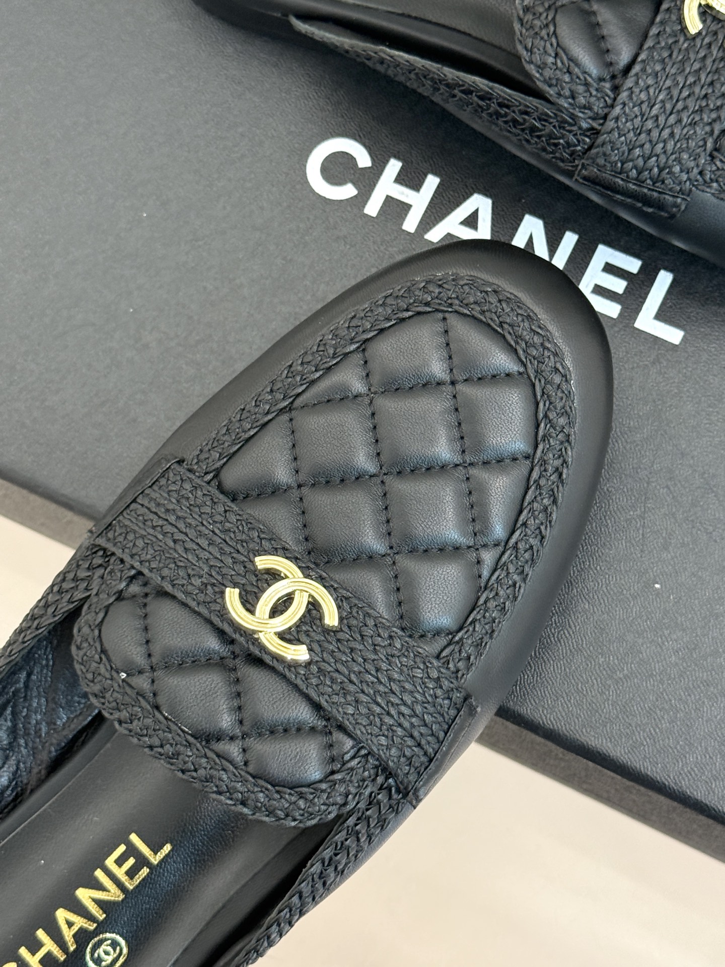 CHANE*|小香26B新品双C 菱格懒人半拖穆勒鞋乐福鞋 经典双C标识精致点睛 一脚蹬懒人超省心 平跟步履轻盈毫无负担 CHANE*|小香26B新品双C 菱格懒人半拖穆勒鞋乐福鞋 经典双C标识精致点睛 一脚蹬懒人超省心 平跟步履轻盈毫无负担
