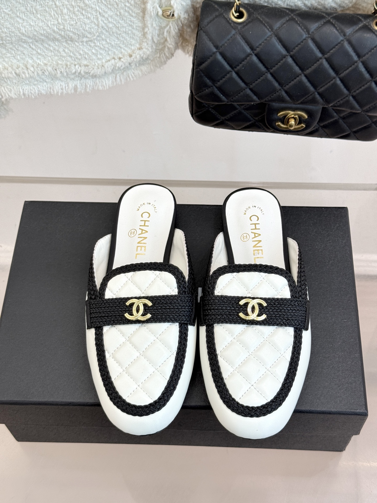 CHANE*｜小香26B新品双C 菱格懒人半拖穆勒鞋乐福鞋 经典双C标识精致点睛 一脚蹬懒人超省心 平跟步履轻盈毫无负担