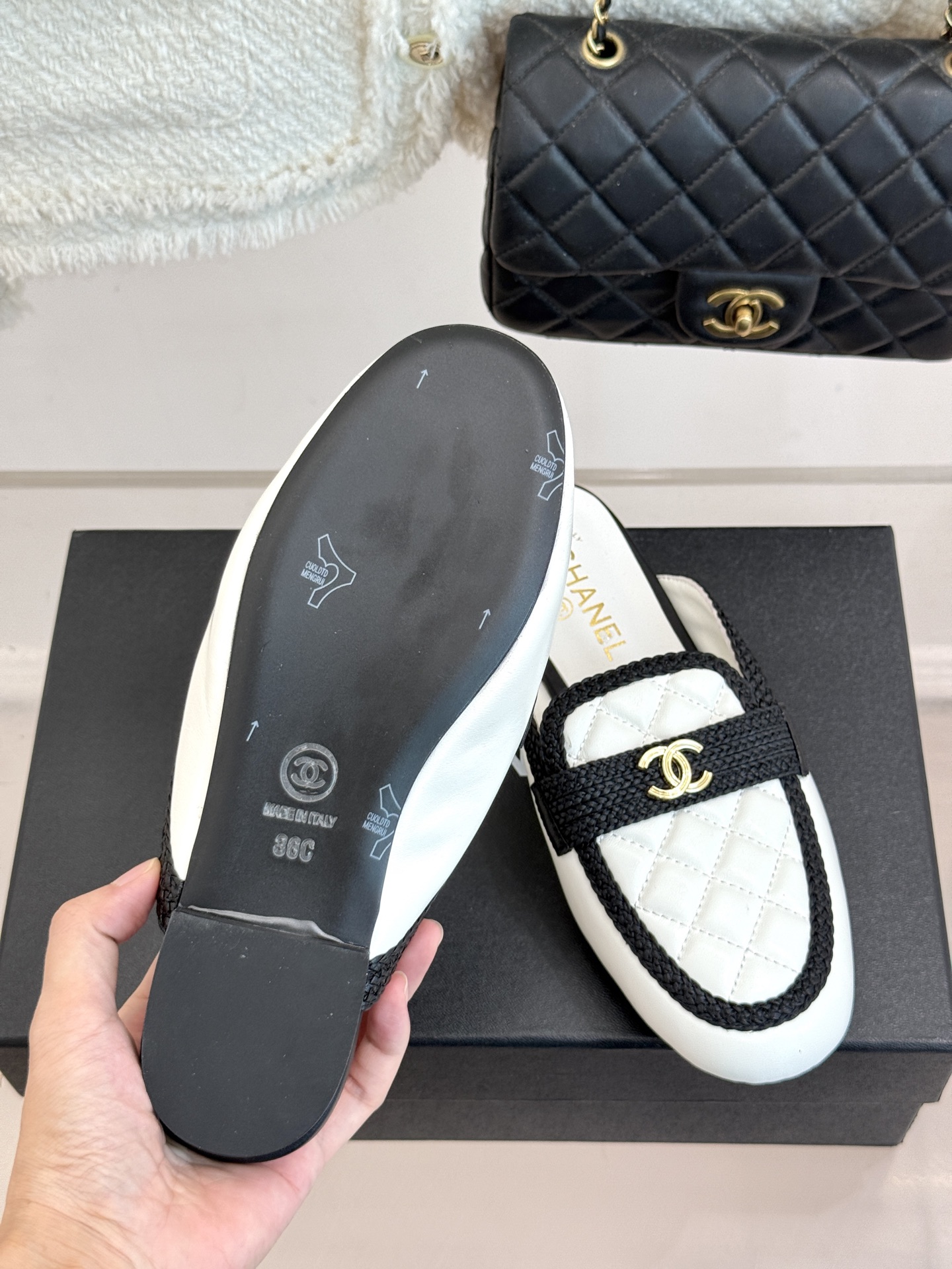 CHANE*｜小香26B新品双C 菱格懒人半拖穆勒鞋乐福鞋 经典双C标识精致点睛 一脚蹬懒人超省心 平跟步履轻盈毫无负担