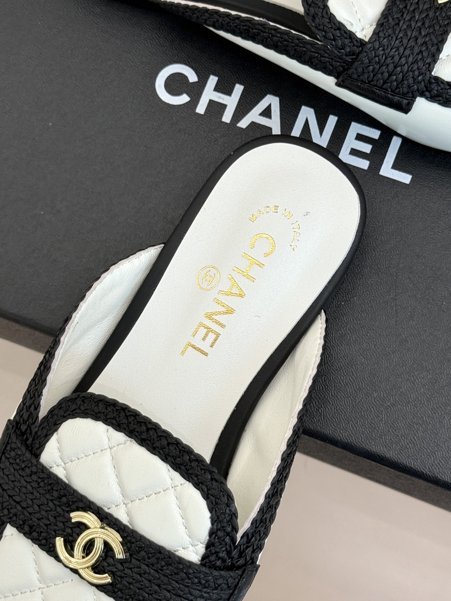 CHANE*｜小香26B新品双C 菱格懒人半拖穆勒鞋乐福鞋 经典双C标识精致点睛 一脚蹬懒人超省心 平跟步履轻盈毫无负担