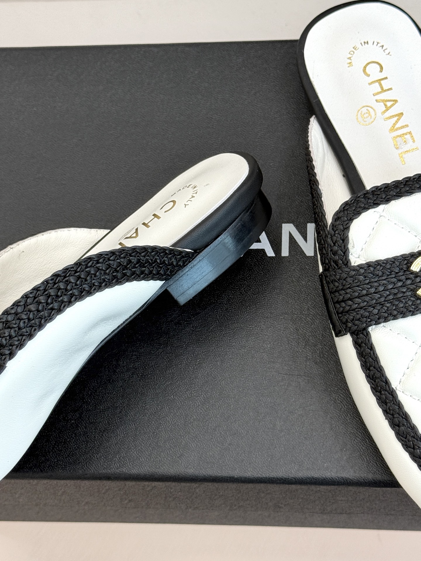 CHANE*｜小香26B新品双C 菱格懒人半拖穆勒鞋乐福鞋 经典双C标识精致点睛 一脚蹬懒人超省心 平跟步履轻盈毫无负担