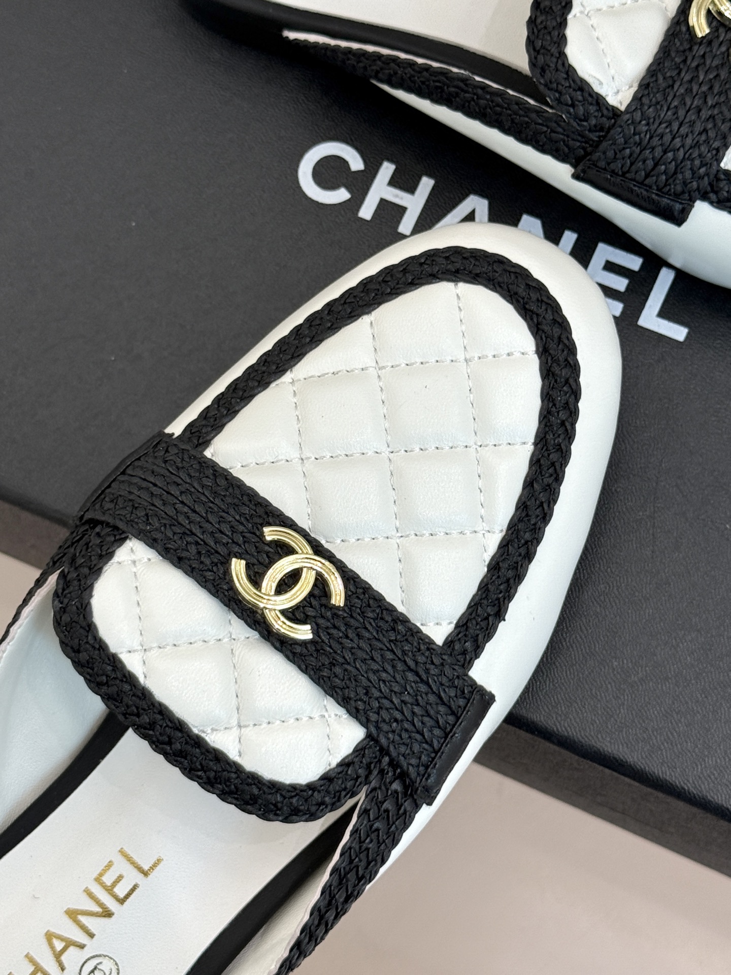 CHANE*｜小香26B新品双C 菱格懒人半拖穆勒鞋乐福鞋 经典双C标识精致点睛 一脚蹬懒人超省心 平跟步履轻盈毫无负担