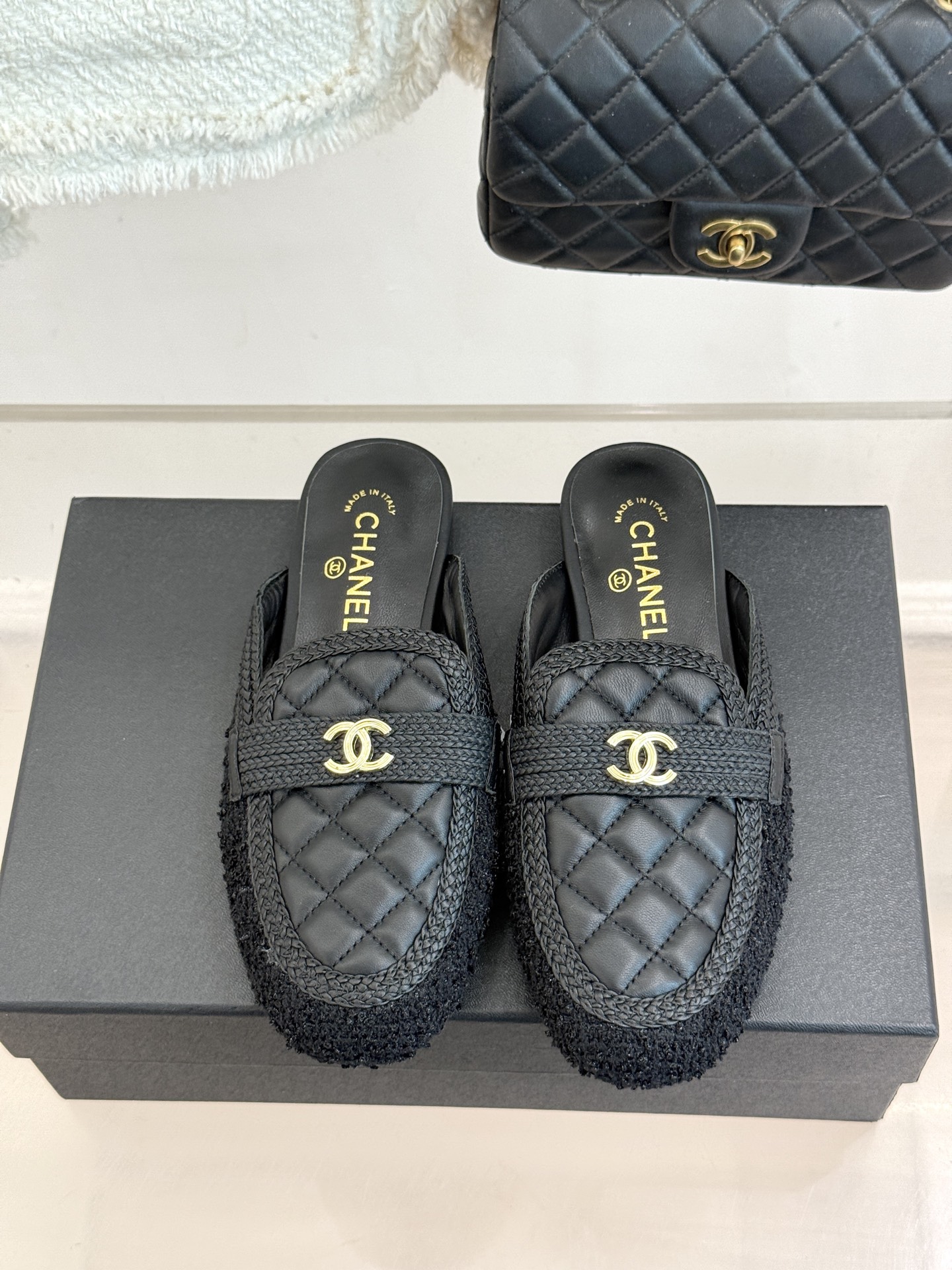 CHANE*|小香26B新品双C 菱格懒人半拖穆勒鞋乐福鞋 经典双C标识精致点睛 一脚蹬懒人超省心 平跟步履轻盈毫无负担 CHANE*|小香26B新品双C 菱格懒人半拖穆勒鞋乐福鞋 经典双C标识精致点睛 一脚蹬懒人超省心 平跟步履轻盈毫无负担