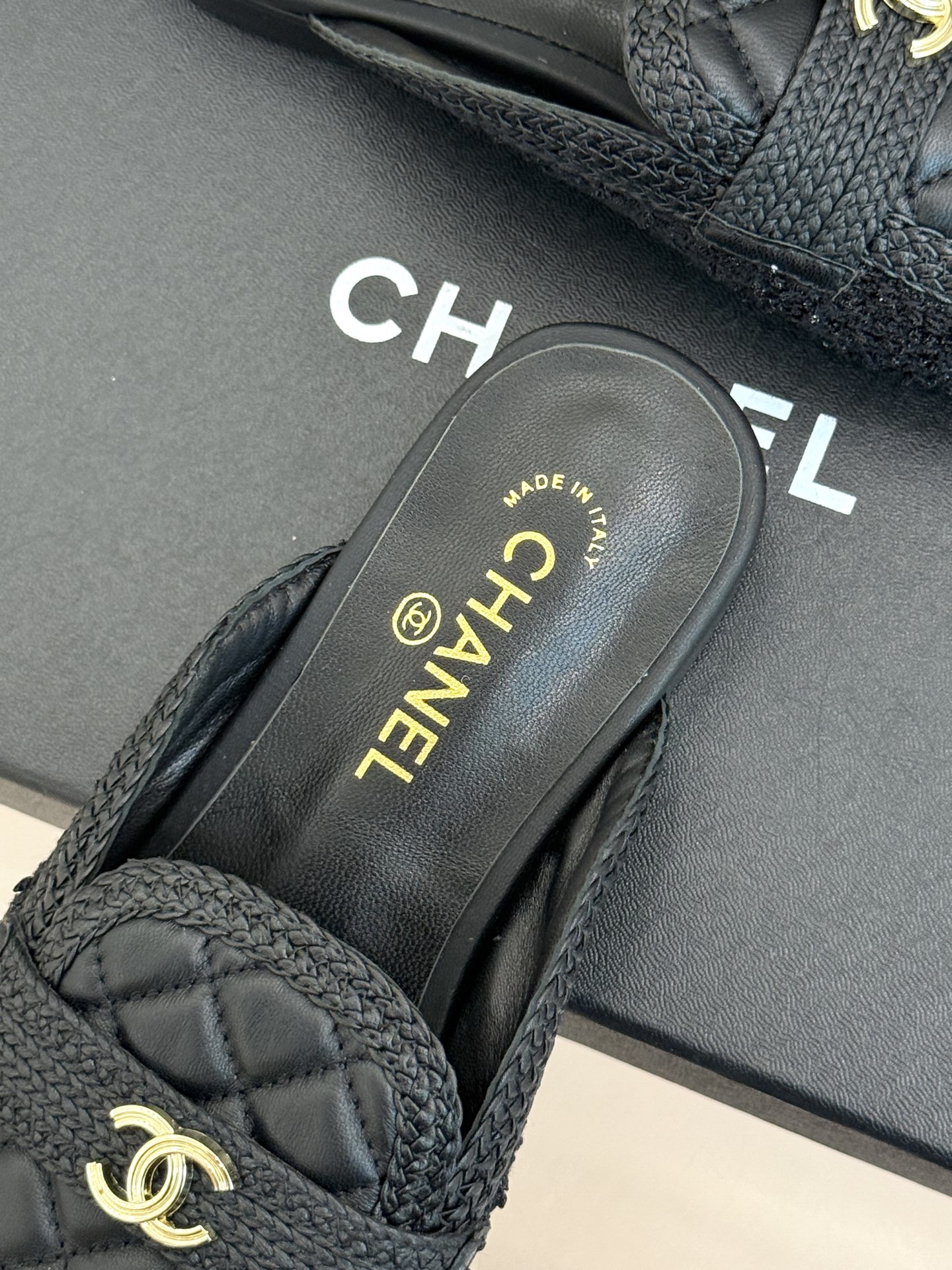 CHANE*|小香26B新品双C 菱格懒人半拖穆勒鞋乐福鞋 经典双C标识精致点睛 一脚蹬懒人超省心 平跟步履轻盈毫无负担 CHANE*|小香26B新品双C 菱格懒人半拖穆勒鞋乐福鞋 经典双C标识精致点睛 一脚蹬懒人超省心 平跟步履轻盈毫无负担
