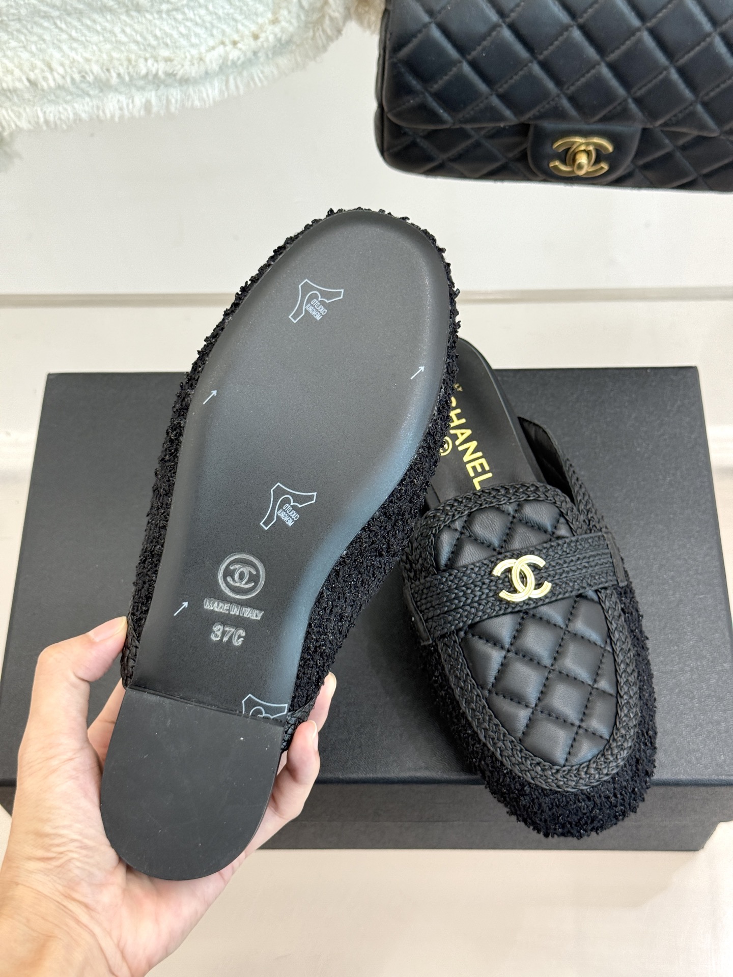 CHANE*|小香26B新品双C 菱格懒人半拖穆勒鞋乐福鞋 经典双C标识精致点睛 一脚蹬懒人超省心 平跟步履轻盈毫无负担 CHANE*|小香26B新品双C 菱格懒人半拖穆勒鞋乐福鞋 经典双C标识精致点睛 一脚蹬懒人超省心 平跟步履轻盈毫无负担