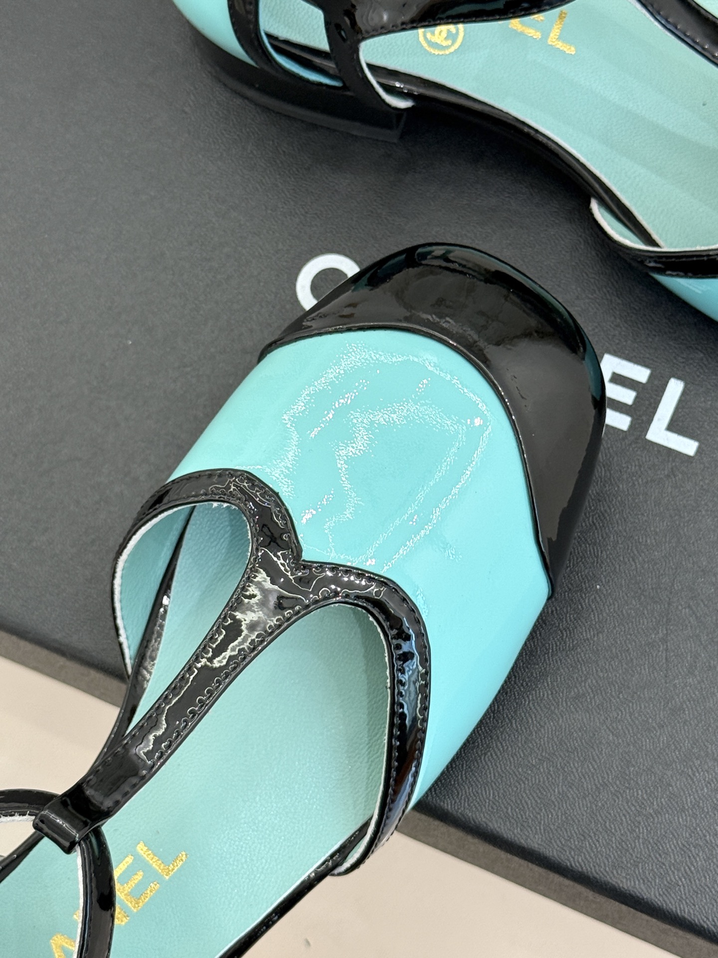 CHANE*|小香26B新品拼色 T字带中空粗跟凉鞋 T字带缀双C金属标识 中空露肤显纤细 粗跟悄悄拉长腿部线条 复古法 CHANE*|小香26B新品拼色 T字带中空粗跟凉鞋 T字带缀双C金属标识 中空露肤显纤细 粗跟悄悄拉长腿部线条 复古法