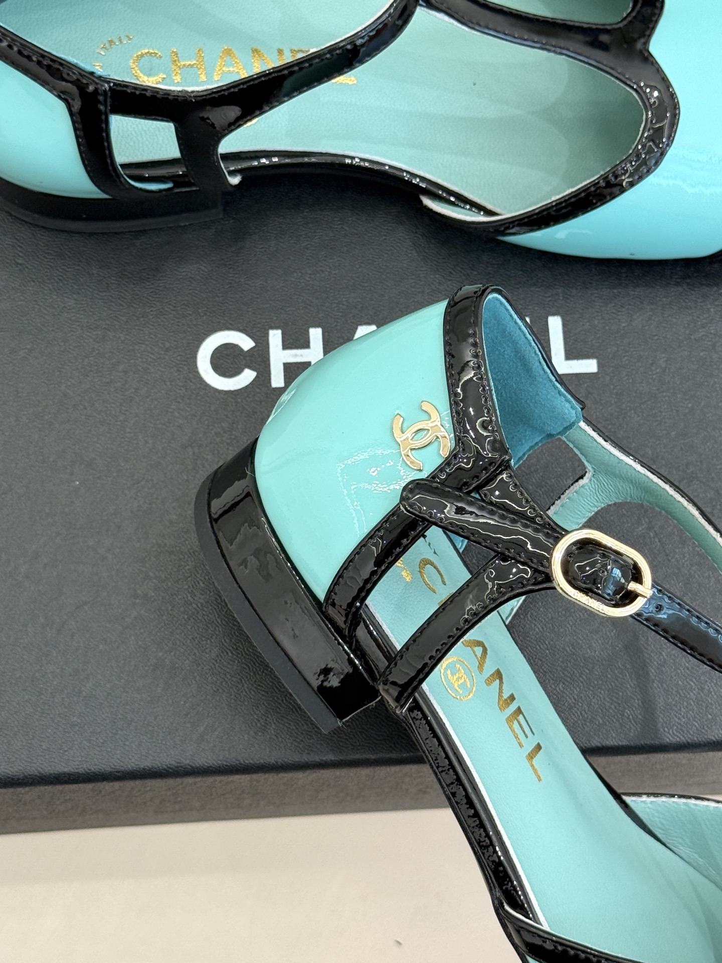 CHANE*|小香26B新品拼色 T字带中空粗跟凉鞋 T字带缀双C金属标识 中空露肤显纤细 粗跟悄悄拉长腿部线条 复古法 CHANE*|小香26B新品拼色 T字带中空粗跟凉鞋 T字带缀双C金属标识 中空露肤显纤细 粗跟悄悄拉长腿部线条 复古法