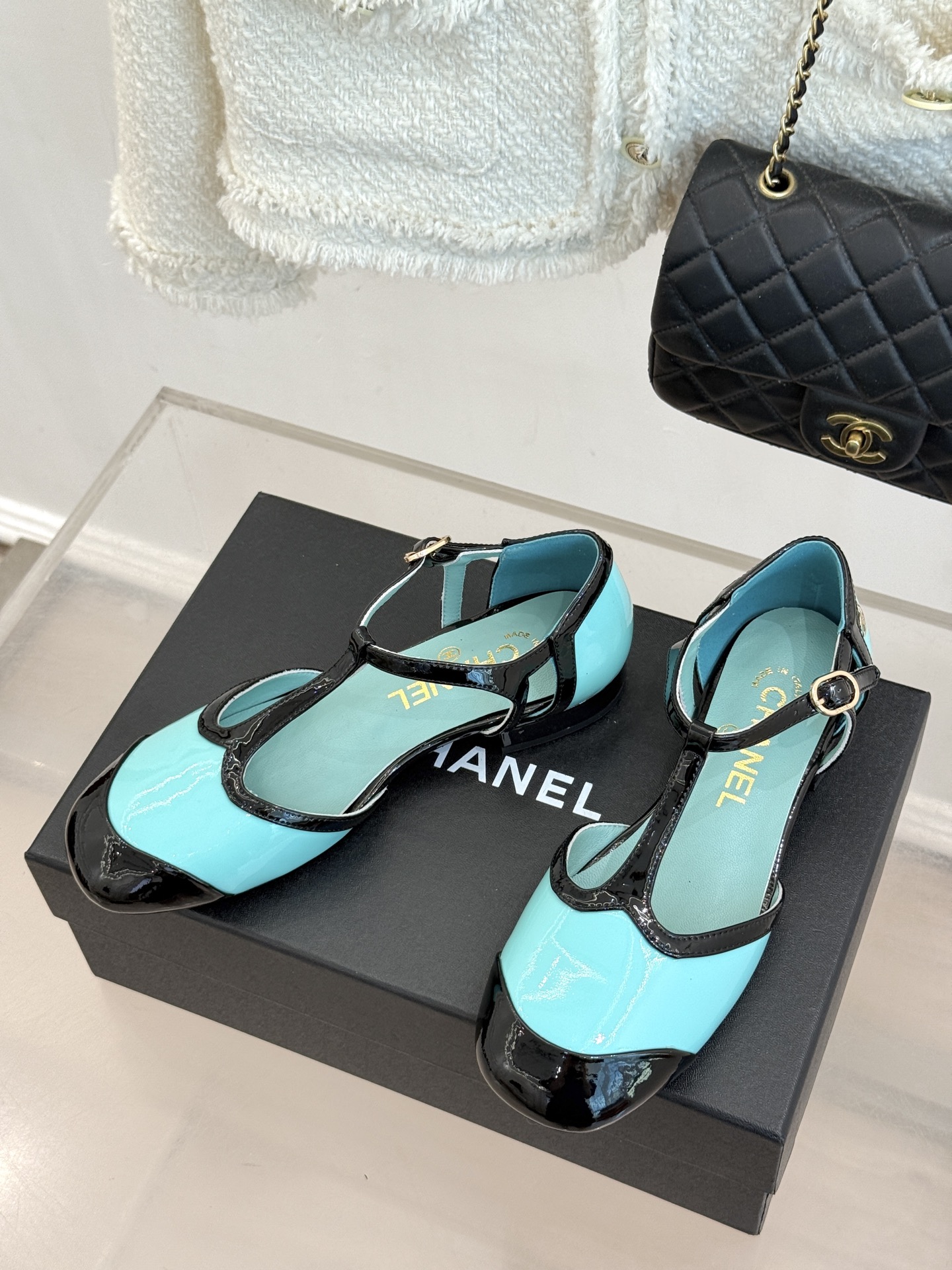 CHANE*|小香26B新品拼色 T字带中空粗跟凉鞋 T字带缀双C金属标识 中空露肤显纤细 粗跟悄悄拉长腿部线条 复古法 CHANE*|小香26B新品拼色 T字带中空粗跟凉鞋 T字带缀双C金属标识 中空露肤显纤细 粗跟悄悄拉长腿部线条 复古法
