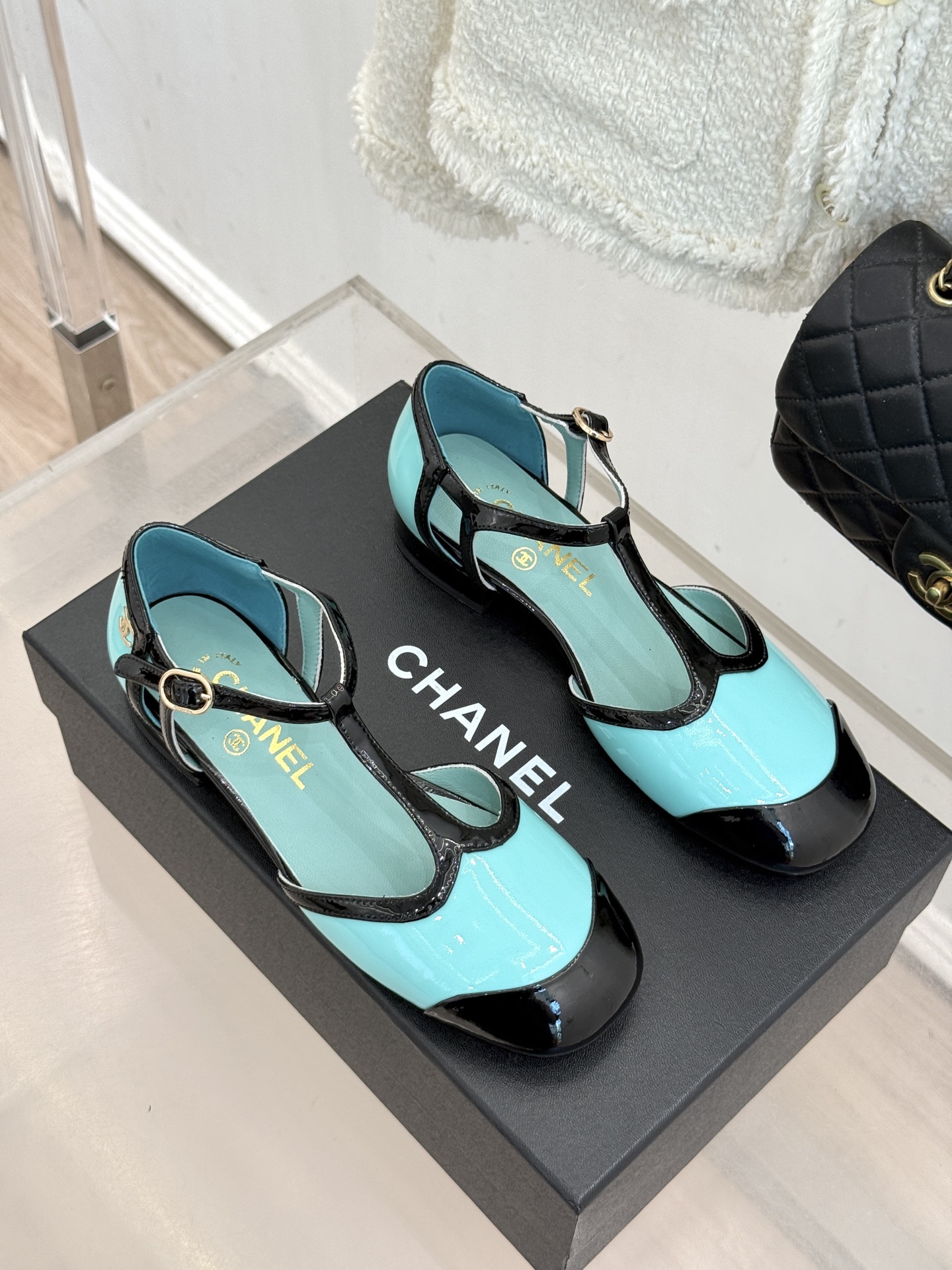 CHANE*|小香26B新品拼色 T字带中空粗跟凉鞋 T字带缀双C金属标识 中空露肤显纤细 粗跟悄悄拉长腿部线条 复古法 CHANE*|小香26B新品拼色 T字带中空粗跟凉鞋 T字带缀双C金属标识 中空露肤显纤细 粗跟悄悄拉长腿部线条 复古法