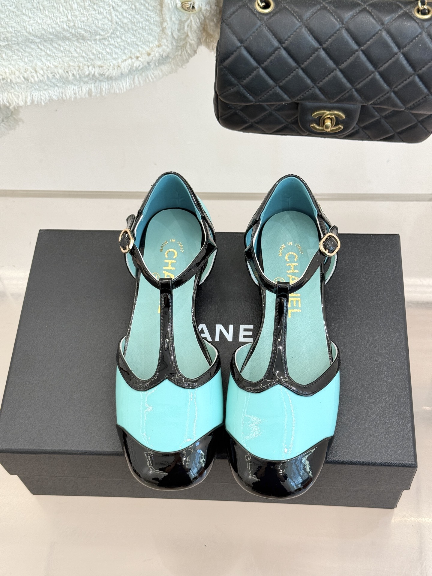 CHANE*|小香26B新品拼色 T字带中空粗跟凉鞋 T字带缀双C金属标识 中空露肤显纤细 粗跟悄悄拉长腿部线条 复古法 CHANE*|小香26B新品拼色 T字带中空粗跟凉鞋 T字带缀双C金属标识 中空露肤显纤细 粗跟悄悄拉长腿部线条 复古法