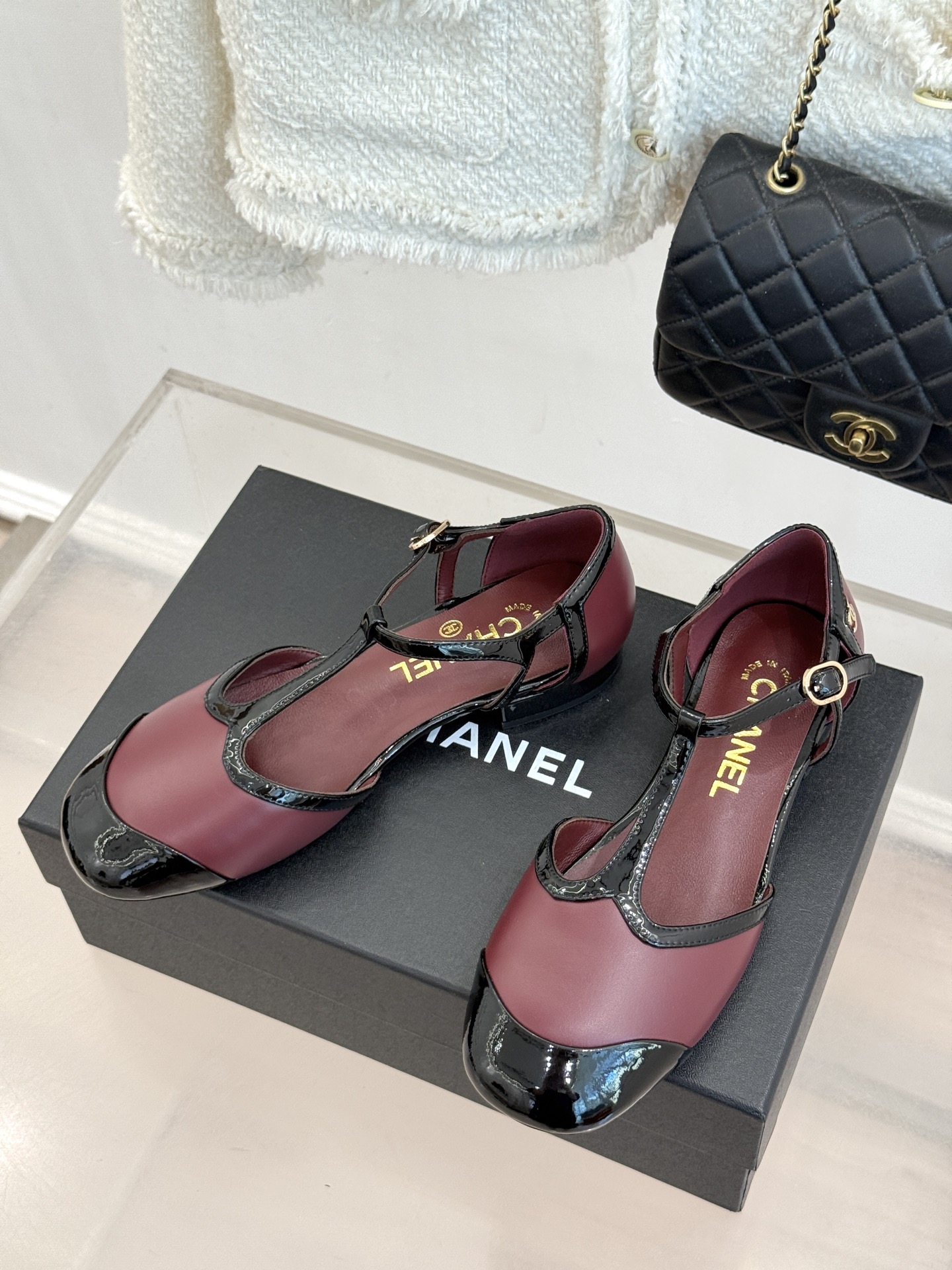 CHANE*|小香26B新品拼色 T字带中空粗跟凉鞋 T字带缀双C金属标识 中空露肤显纤细 粗跟悄悄拉长腿部线条 复古法 CHANE*|小香26B新品拼色 T字带中空粗跟凉鞋 T字带缀双C金属标识 中空露肤显纤细 粗跟悄悄拉长腿部线条 复古法