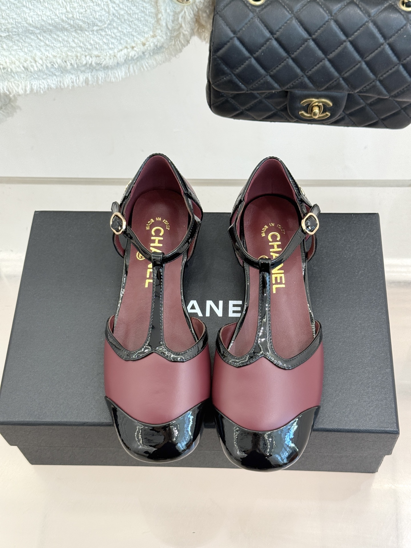 CHANE*|小香26B新品拼色 T字带中空粗跟凉鞋 T字带缀双C金属标识 中空露肤显纤细 粗跟悄悄拉长腿部线条 复古法 CHANE*|小香26B新品拼色 T字带中空粗跟凉鞋 T字带缀双C金属标识 中空露肤显纤细 粗跟悄悄拉长腿部线条 复古法