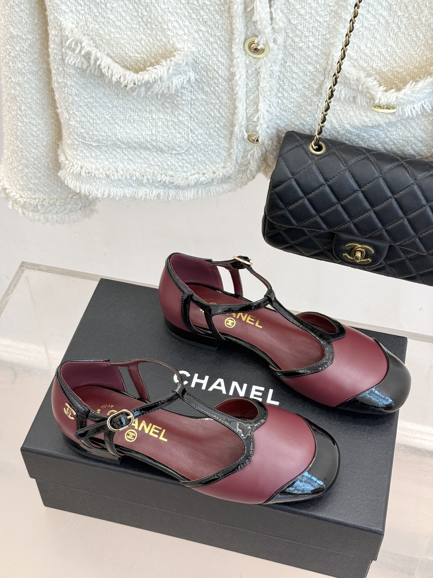 CHANE*|小香26B新品拼色 T字带中空粗跟凉鞋 T字带缀双C金属标识 中空露肤显纤细 粗跟悄悄拉长腿部线条 复古法 CHANE*|小香26B新品拼色 T字带中空粗跟凉鞋 T字带缀双C金属标识 中空露肤显纤细 粗跟悄悄拉长腿部线条 复古法