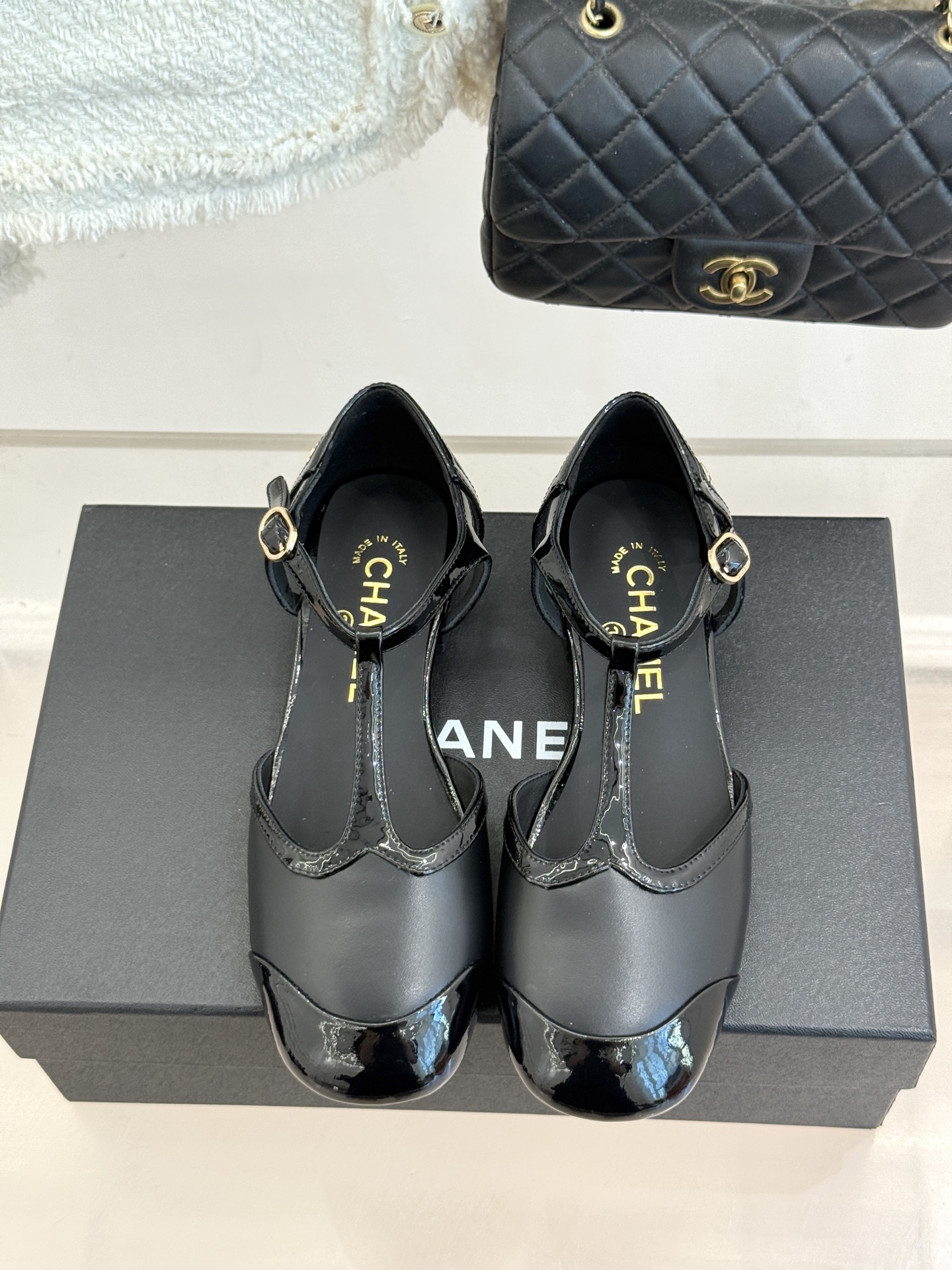 CHANE*|小香26B新品拼色 T字带中空粗跟凉鞋 T字带缀双C金属标识 中空露肤显纤细 粗跟悄悄拉长腿部线条 复古法 CHANE*|小香26B新品拼色 T字带中空粗跟凉鞋 T字带缀双C金属标识 中空露肤显纤细 粗跟悄悄拉长腿部线条 复古法