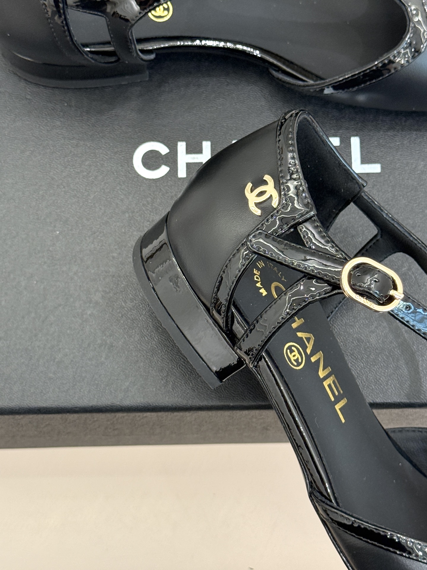 CHANE*|小香26B新品拼色 T字带中空粗跟凉鞋 T字带缀双C金属标识 中空露肤显纤细 粗跟悄悄拉长腿部线条 复古法 CHANE*|小香26B新品拼色 T字带中空粗跟凉鞋 T字带缀双C金属标识 中空露肤显纤细 粗跟悄悄拉长腿部线条 复古法