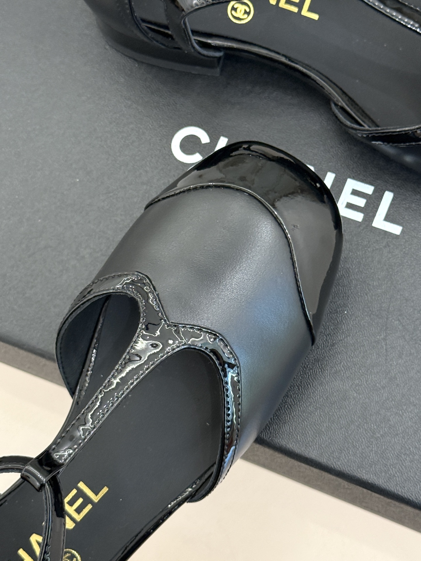CHANE*|小香26B新品拼色 T字带中空粗跟凉鞋 T字带缀双C金属标识 中空露肤显纤细 粗跟悄悄拉长腿部线条 复古法 CHANE*|小香26B新品拼色 T字带中空粗跟凉鞋 T字带缀双C金属标识 中空露肤显纤细 粗跟悄悄拉长腿部线条 复古法