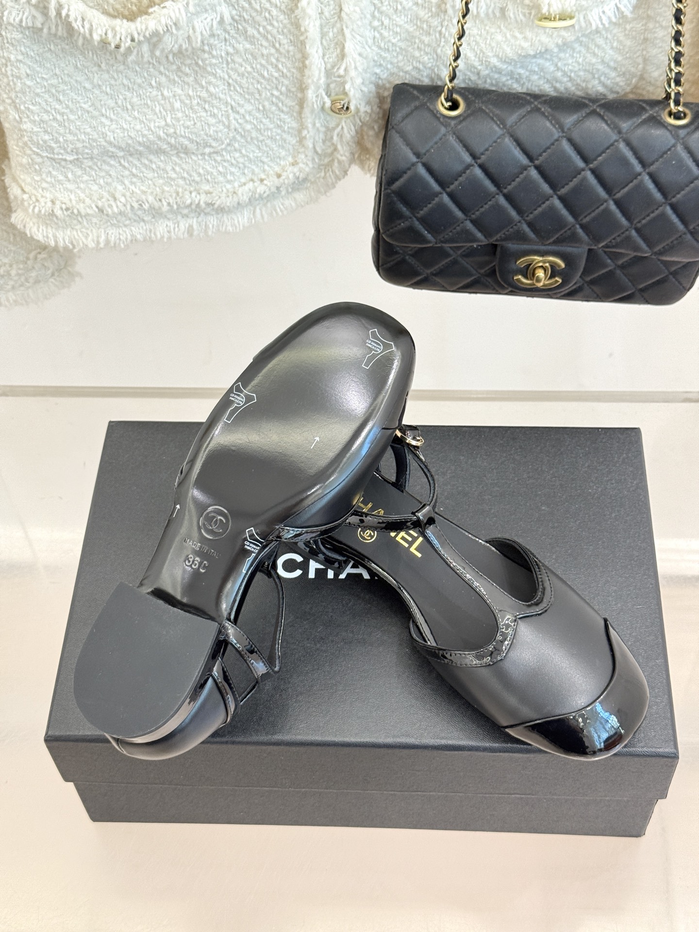 CHANE*|小香26B新品拼色 T字带中空粗跟凉鞋 T字带缀双C金属标识 中空露肤显纤细 粗跟悄悄拉长腿部线条 复古法 CHANE*|小香26B新品拼色 T字带中空粗跟凉鞋 T字带缀双C金属标识 中空露肤显纤细 粗跟悄悄拉长腿部线条 复古法