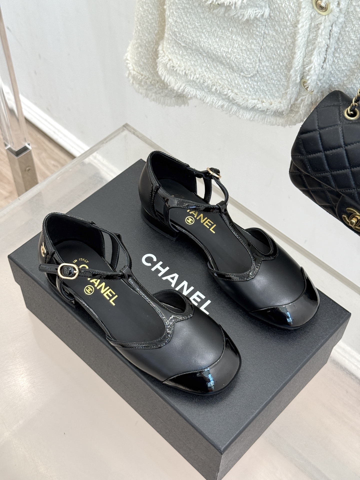 CHANE*|小香26B新品拼色 T字带中空粗跟凉鞋 T字带缀双C金属标识 中空露肤显纤细 粗跟悄悄拉长腿部线条 复古法 CHANE*|小香26B新品拼色 T字带中空粗跟凉鞋 T字带缀双C金属标识 中空露肤显纤细 粗跟悄悄拉长腿部线条 复古法