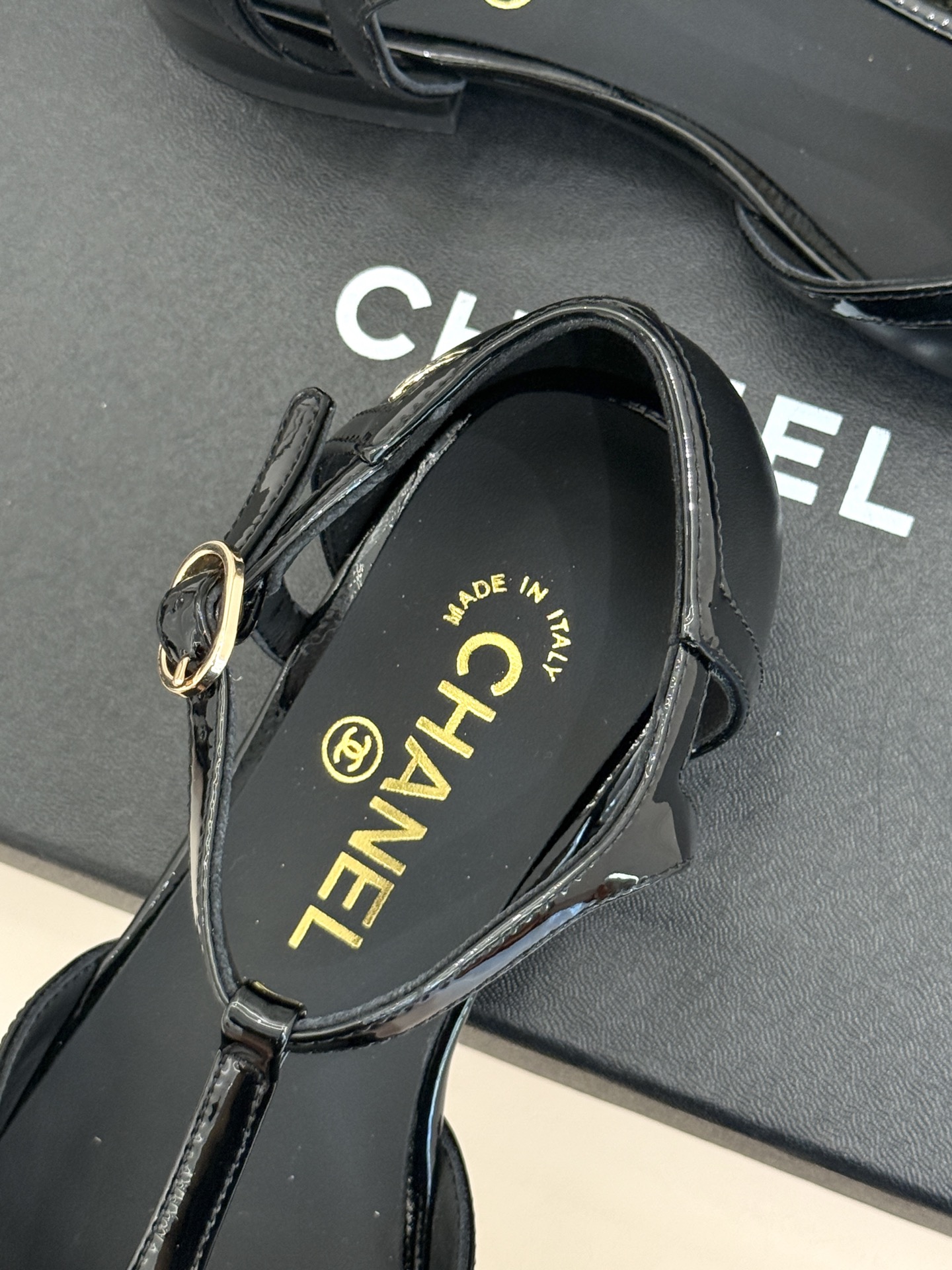 CHANE*|小香26B新品拼色 T字带中空粗跟凉鞋 T字带缀双C金属标识 中空露肤显纤细 粗跟悄悄拉长腿部线条 复古法 CHANE*|小香26B新品拼色 T字带中空粗跟凉鞋 T字带缀双C金属标识 中空露肤显纤细 粗跟悄悄拉长腿部线条 复古法