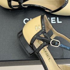 CHANE*|小香26B新品拼色 T字带中空粗跟凉鞋 T字带缀双C金属标识 中空露肤显纤细 粗跟悄悄拉长腿部线条 复古法 CHANE*|小香26B新品拼色 T字带中空粗跟凉鞋 T字带缀双C金属标识 中空露肤显纤细 粗跟悄悄拉长腿部线条 复古法