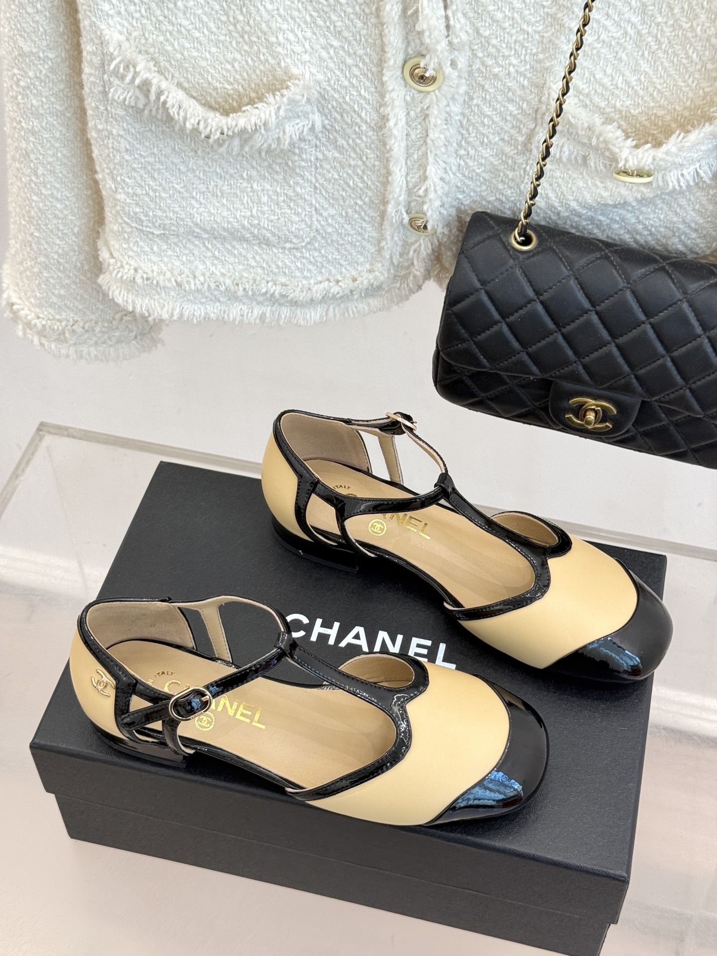 CHANE*|小香26B新品拼色 T字带中空粗跟凉鞋 T字带缀双C金属标识 中空露肤显纤细 粗跟悄悄拉长腿部线条 复古法 CHANE*|小香26B新品拼色 T字带中空粗跟凉鞋 T字带缀双C金属标识 中空露肤显纤细 粗跟悄悄拉长腿部线条 复古法