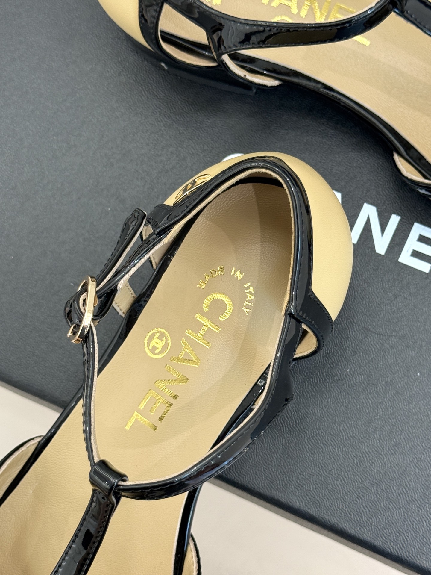 CHANE*|小香26B新品拼色 T字带中空粗跟凉鞋 T字带缀双C金属标识 中空露肤显纤细 粗跟悄悄拉长腿部线条 复古法 CHANE*|小香26B新品拼色 T字带中空粗跟凉鞋 T字带缀双C金属标识 中空露肤显纤细 粗跟悄悄拉长腿部线条 复古法