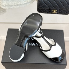 CHANE*|小香26B新品拼色 T字带中空粗跟凉鞋 T字带缀双C金属标识 中空露肤显纤细 粗跟悄悄拉长腿部线条 复古法 CHANE*|小香26B新品拼色 T字带中空粗跟凉鞋 T字带缀双C金属标识 中空露肤显纤细 粗跟悄悄拉长腿部线条 复古法