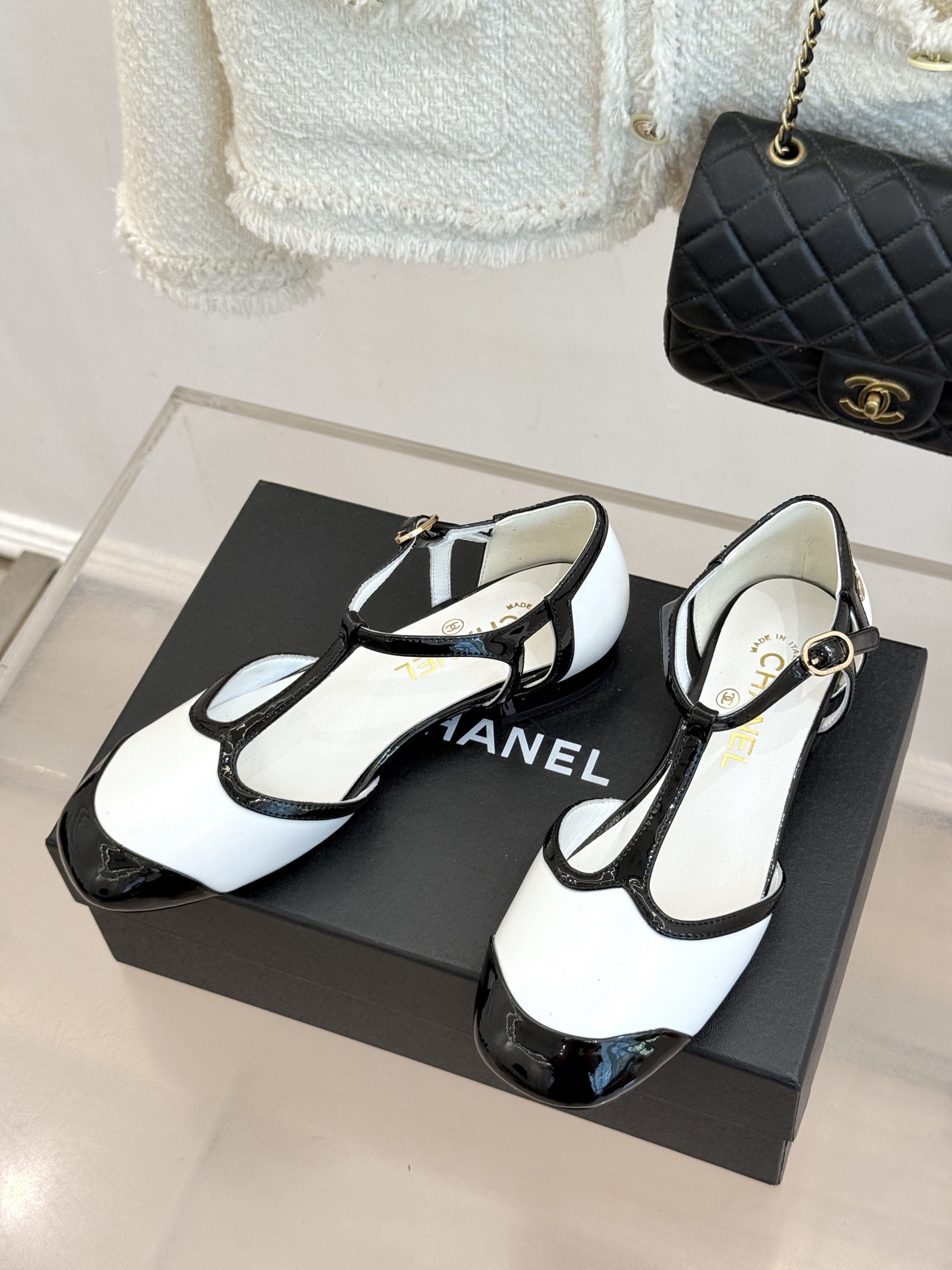 CHANE*|小香26B新品拼色 T字带中空粗跟凉鞋 T字带缀双C金属标识 中空露肤显纤细 粗跟悄悄拉长腿部线条 复古法 CHANE*|小香26B新品拼色 T字带中空粗跟凉鞋 T字带缀双C金属标识 中空露肤显纤细 粗跟悄悄拉长腿部线条 复古法