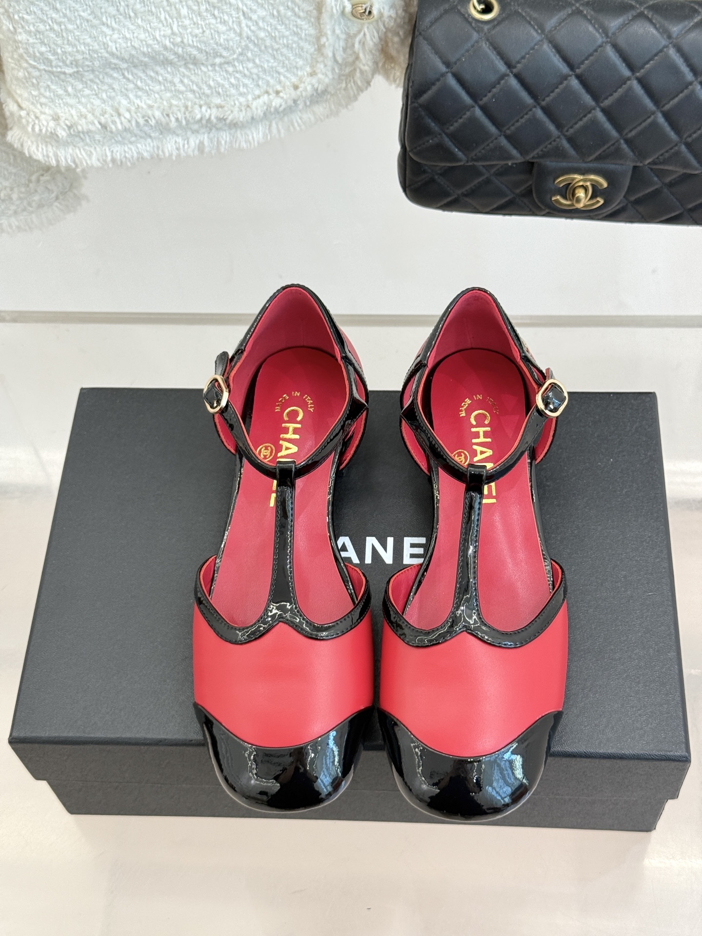 CHANE*|小香26B新品拼色 T字带中空粗跟凉鞋 T字带缀双C金属标识 中空露肤显纤细 粗跟悄悄拉长腿部线条 复古法 CHANE*|小香26B新品拼色 T字带中空粗跟凉鞋 T字带缀双C金属标识 中空露肤显纤细 粗跟悄悄拉长腿部线条 复古法