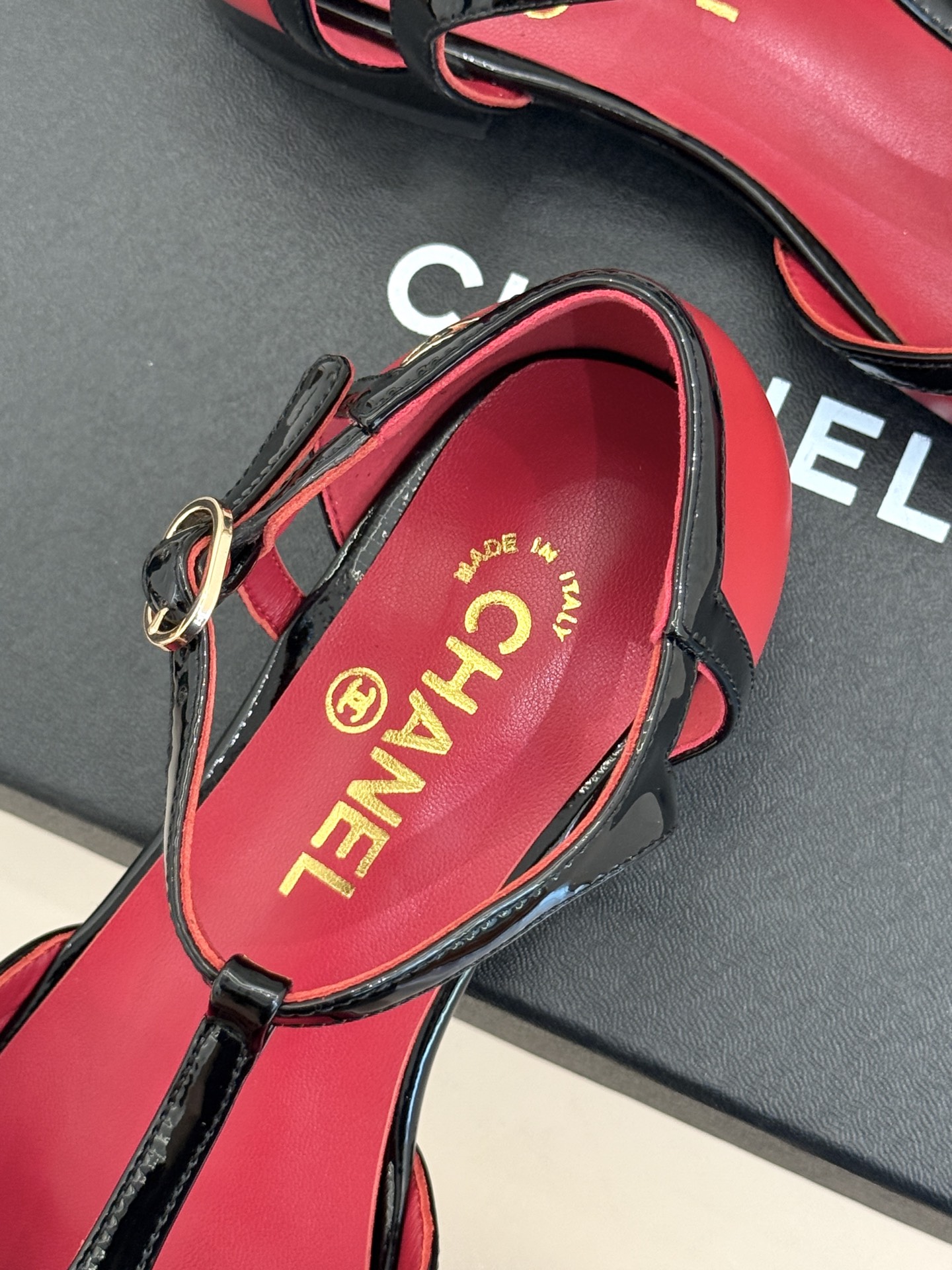 CHANE*|小香26B新品拼色 T字带中空粗跟凉鞋 T字带缀双C金属标识 中空露肤显纤细 粗跟悄悄拉长腿部线条 复古法 CHANE*|小香26B新品拼色 T字带中空粗跟凉鞋 T字带缀双C金属标识 中空露肤显纤细 粗跟悄悄拉长腿部线条 复古法