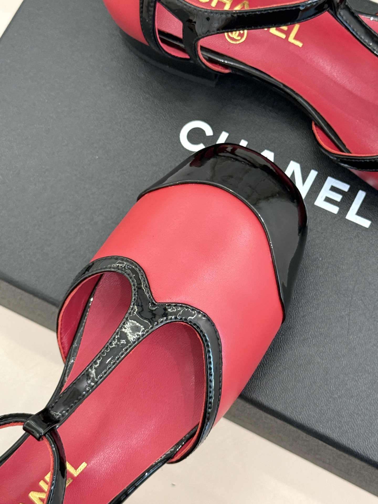 CHANE*|小香26B新品拼色 T字带中空粗跟凉鞋 T字带缀双C金属标识 中空露肤显纤细 粗跟悄悄拉长腿部线条 复古法 CHANE*|小香26B新品拼色 T字带中空粗跟凉鞋 T字带缀双C金属标识 中空露肤显纤细 粗跟悄悄拉长腿部线条 复古法
