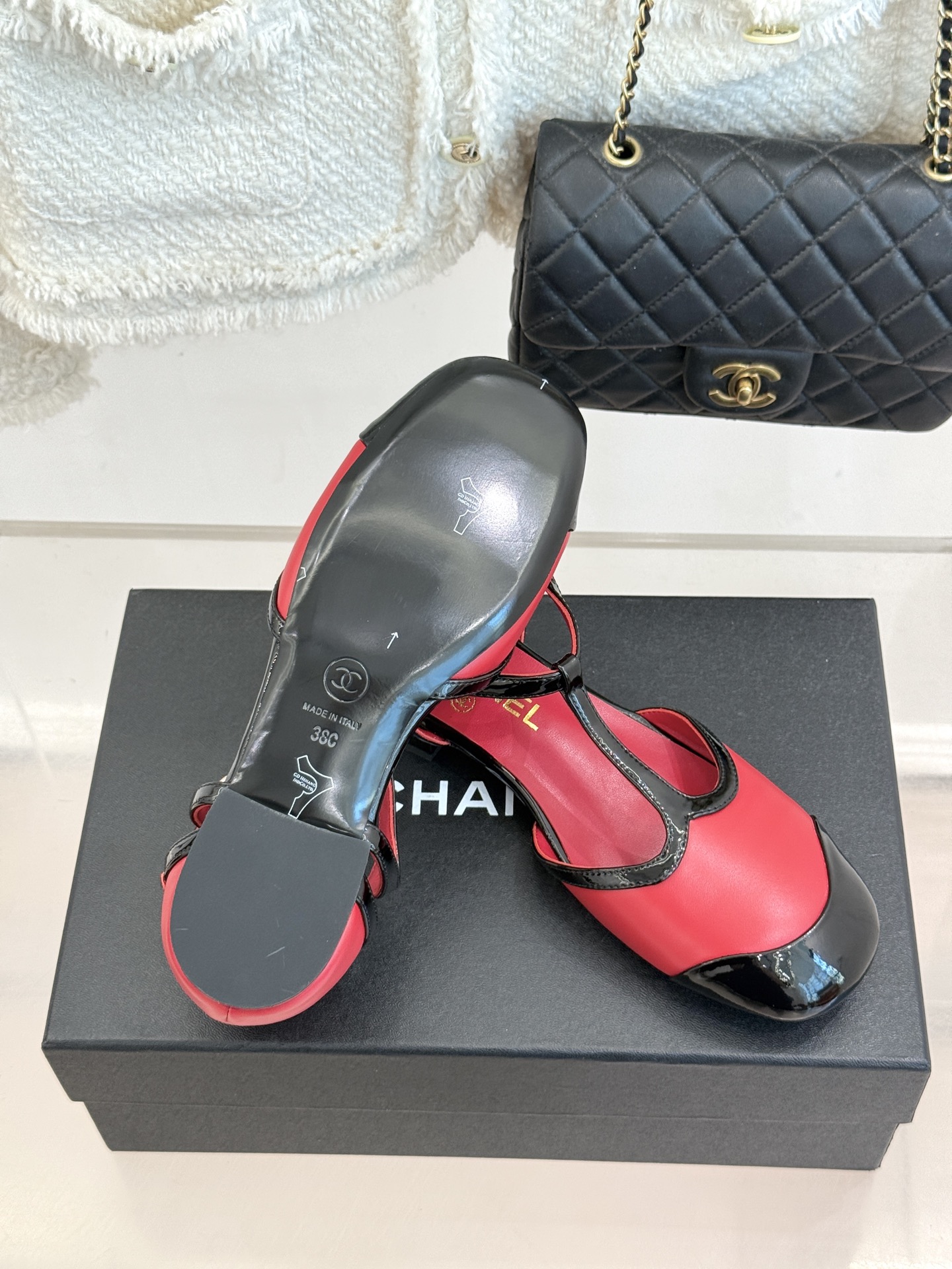 CHANE*|小香26B新品拼色 T字带中空粗跟凉鞋 T字带缀双C金属标识 中空露肤显纤细 粗跟悄悄拉长腿部线条 复古法 CHANE*|小香26B新品拼色 T字带中空粗跟凉鞋 T字带缀双C金属标识 中空露肤显纤细 粗跟悄悄拉长腿部线条 复古法