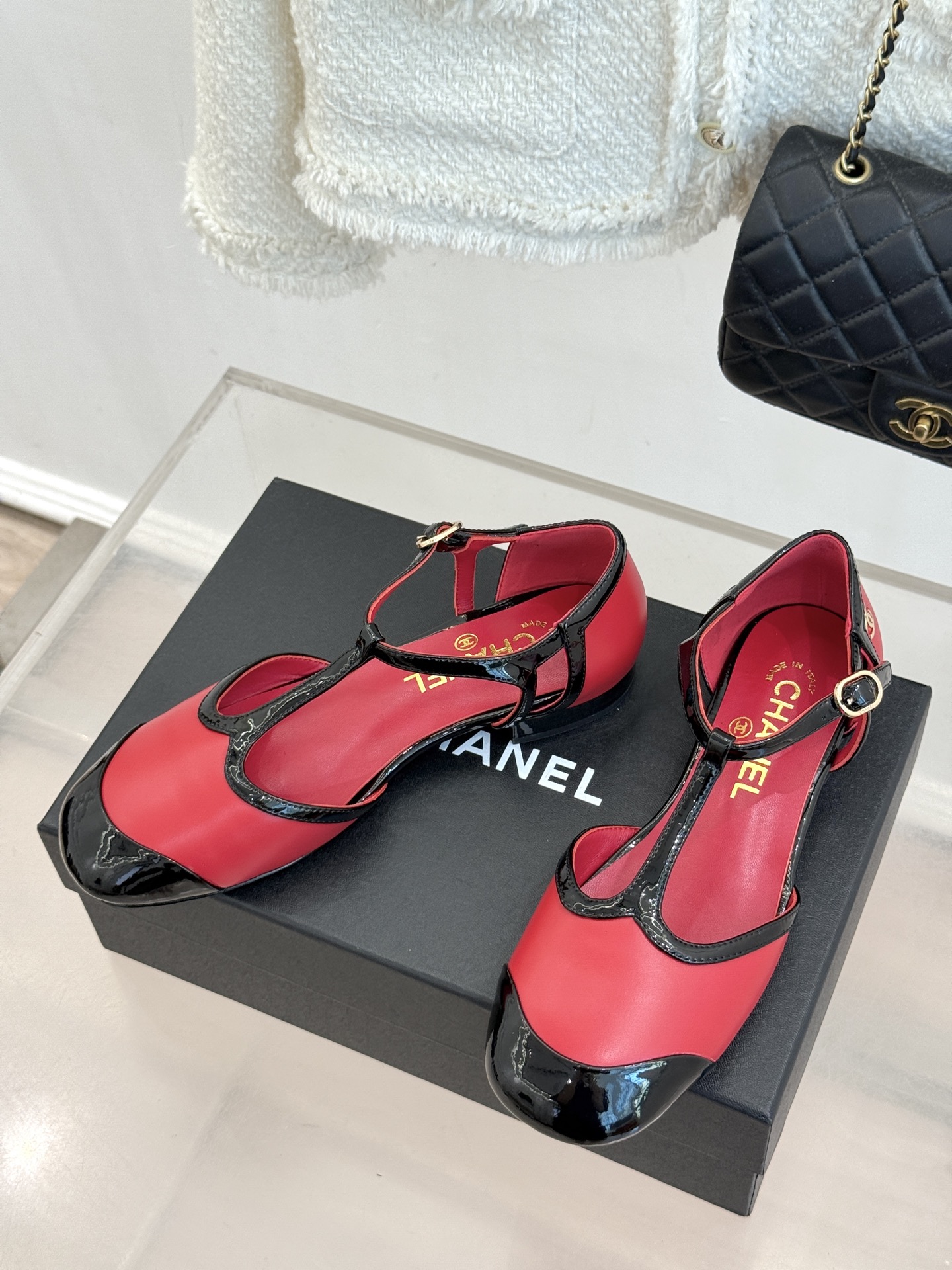 CHANE*|小香26B新品拼色 T字带中空粗跟凉鞋 T字带缀双C金属标识 中空露肤显纤细 粗跟悄悄拉长腿部线条 复古法 CHANE*|小香26B新品拼色 T字带中空粗跟凉鞋 T字带缀双C金属标识 中空露肤显纤细 粗跟悄悄拉长腿部线条 复古法