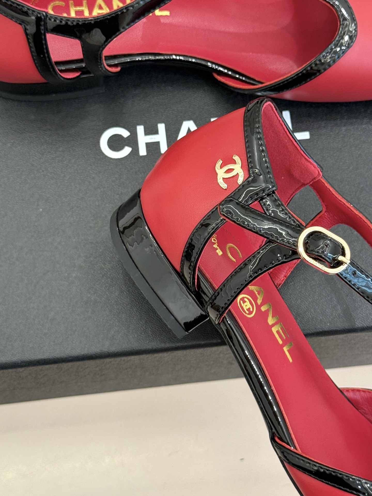CHANE*|小香26B新品拼色 T字带中空粗跟凉鞋 T字带缀双C金属标识 中空露肤显纤细 粗跟悄悄拉长腿部线条 复古法 CHANE*|小香26B新品拼色 T字带中空粗跟凉鞋 T字带缀双C金属标识 中空露肤显纤细 粗跟悄悄拉长腿部线条 复古法