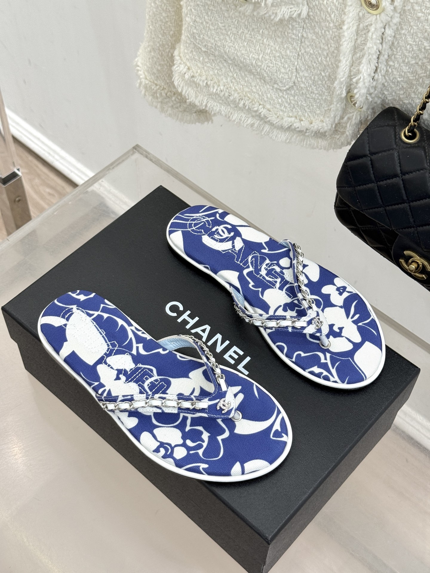 CHANE* |小香26B新品双C 印花链条夹脚平底人字拖鞋 金属链条缀出精致感 满印双C复刻经典 平底步履轻盈自在 夹 CHANE* |小香26B新品双C 印花链条夹脚平底人字拖鞋 金属链条缀出精致感 满印双C复刻经典 平底步履轻盈自在 夹