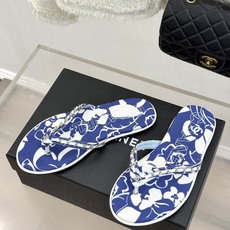 CHANE* |小香26B新品双C 印花链条夹脚平底人字拖鞋 金属链条缀出精致感 满印双C复刻经典 平底步履轻盈自在 夹 CHANE* |小香26B新品双C 印花链条夹脚平底人字拖鞋 金属链条缀出精致感 满印双C复刻经典 平底步履轻盈自在 夹