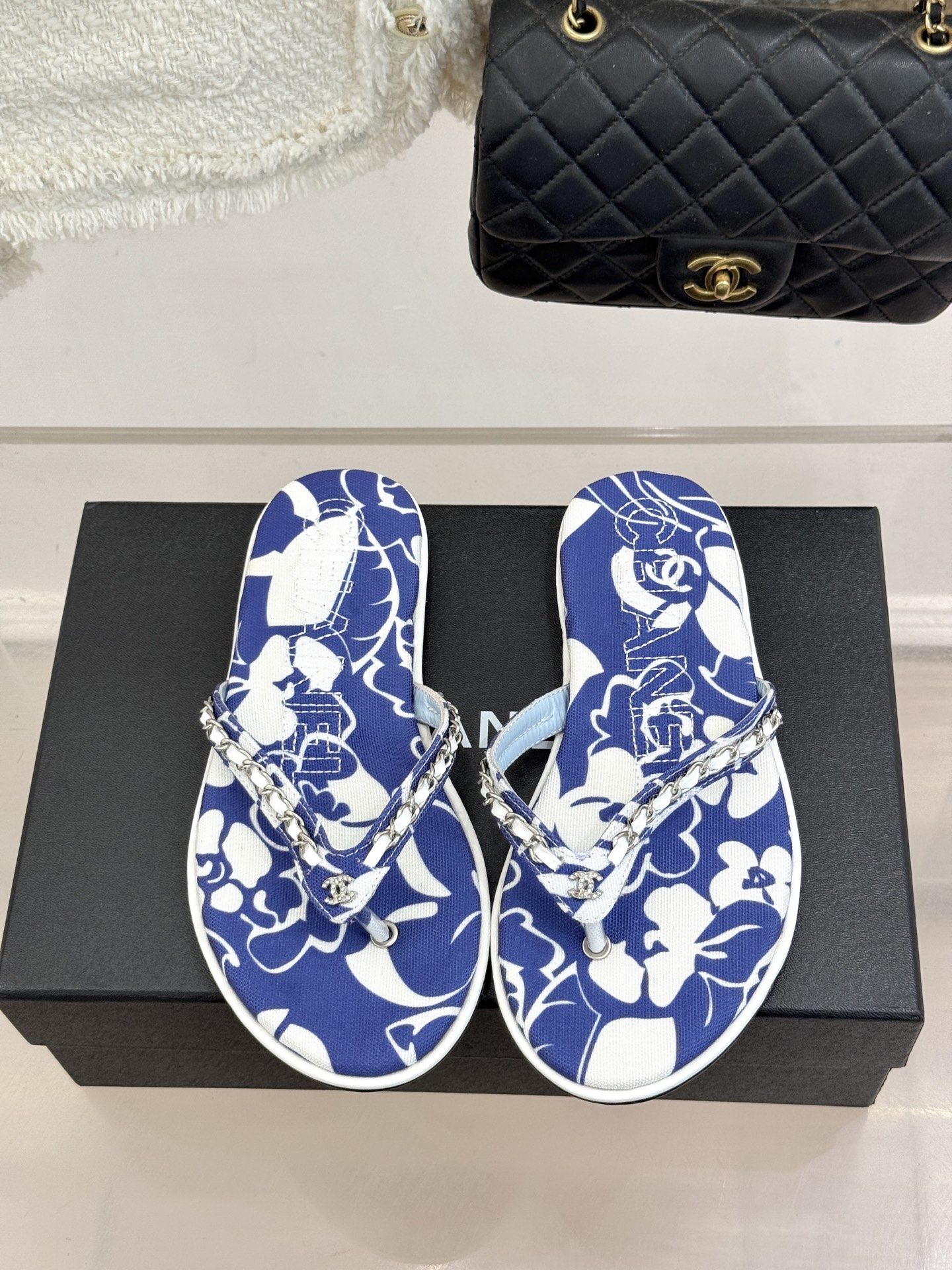 CHANE* |小香26B新品双C 印花链条夹脚平底人字拖鞋 金属链条缀出精致感 满印双C复刻经典 平底步履轻盈自在 夹 CHANE* |小香26B新品双C 印花链条夹脚平底人字拖鞋 金属链条缀出精致感 满印双C复刻经典 平底步履轻盈自在 夹
