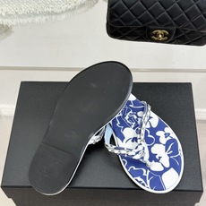 CHANE* |小香26B新品双C 印花链条夹脚平底人字拖鞋 金属链条缀出精致感 满印双C复刻经典 平底步履轻盈自在 夹 CHANE* |小香26B新品双C 印花链条夹脚平底人字拖鞋 金属链条缀出精致感 满印双C复刻经典 平底步履轻盈自在 夹