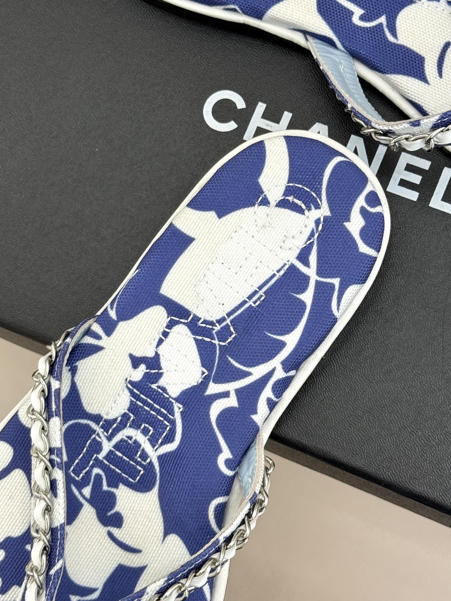 CHANE* |小香26B新品双C 印花链条夹脚平底人字拖鞋 金属链条缀出精致感 满印双C复刻经典 平底步履轻盈自在 夹 CHANE* |小香26B新品双C 印花链条夹脚平底人字拖鞋 金属链条缀出精致感 满印双C复刻经典 平底步履轻盈自在 夹