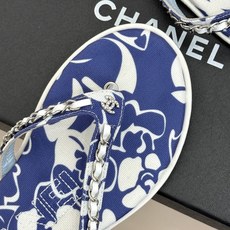 CHANE* |小香26B新品双C 印花链条夹脚平底人字拖鞋 金属链条缀出精致感 满印双C复刻经典 平底步履轻盈自在 夹 CHANE* |小香26B新品双C 印花链条夹脚平底人字拖鞋 金属链条缀出精致感 满印双C复刻经典 平底步履轻盈自在 夹