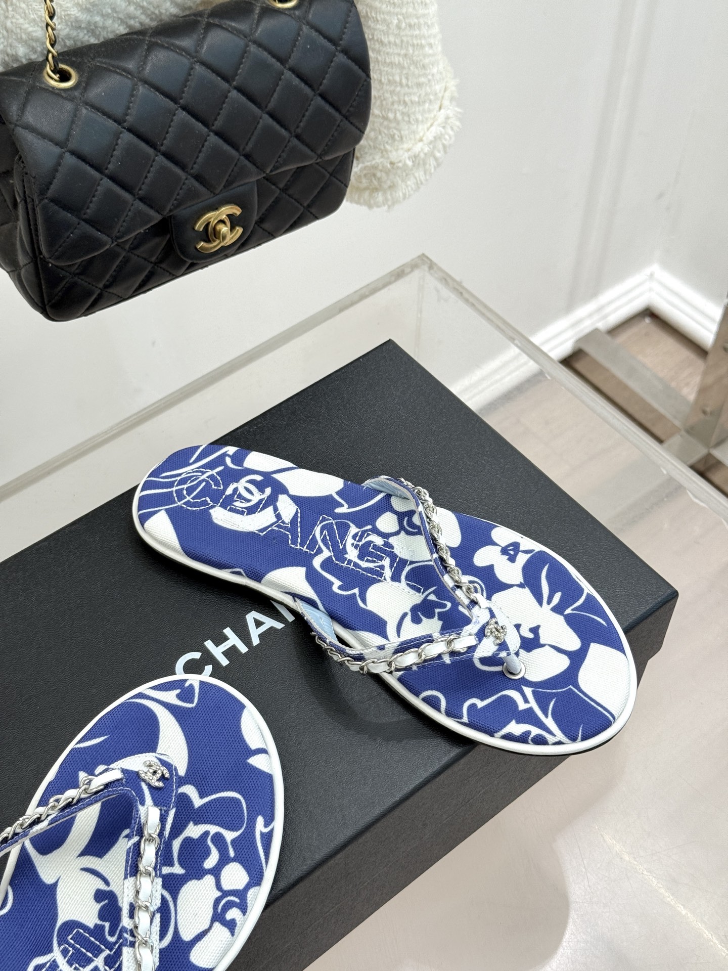 CHANE* |小香26B新品双C 印花链条夹脚平底人字拖鞋 金属链条缀出精致感 满印双C复刻经典 平底步履轻盈自在 夹 CHANE* |小香26B新品双C 印花链条夹脚平底人字拖鞋 金属链条缀出精致感 满印双C复刻经典 平底步履轻盈自在 夹