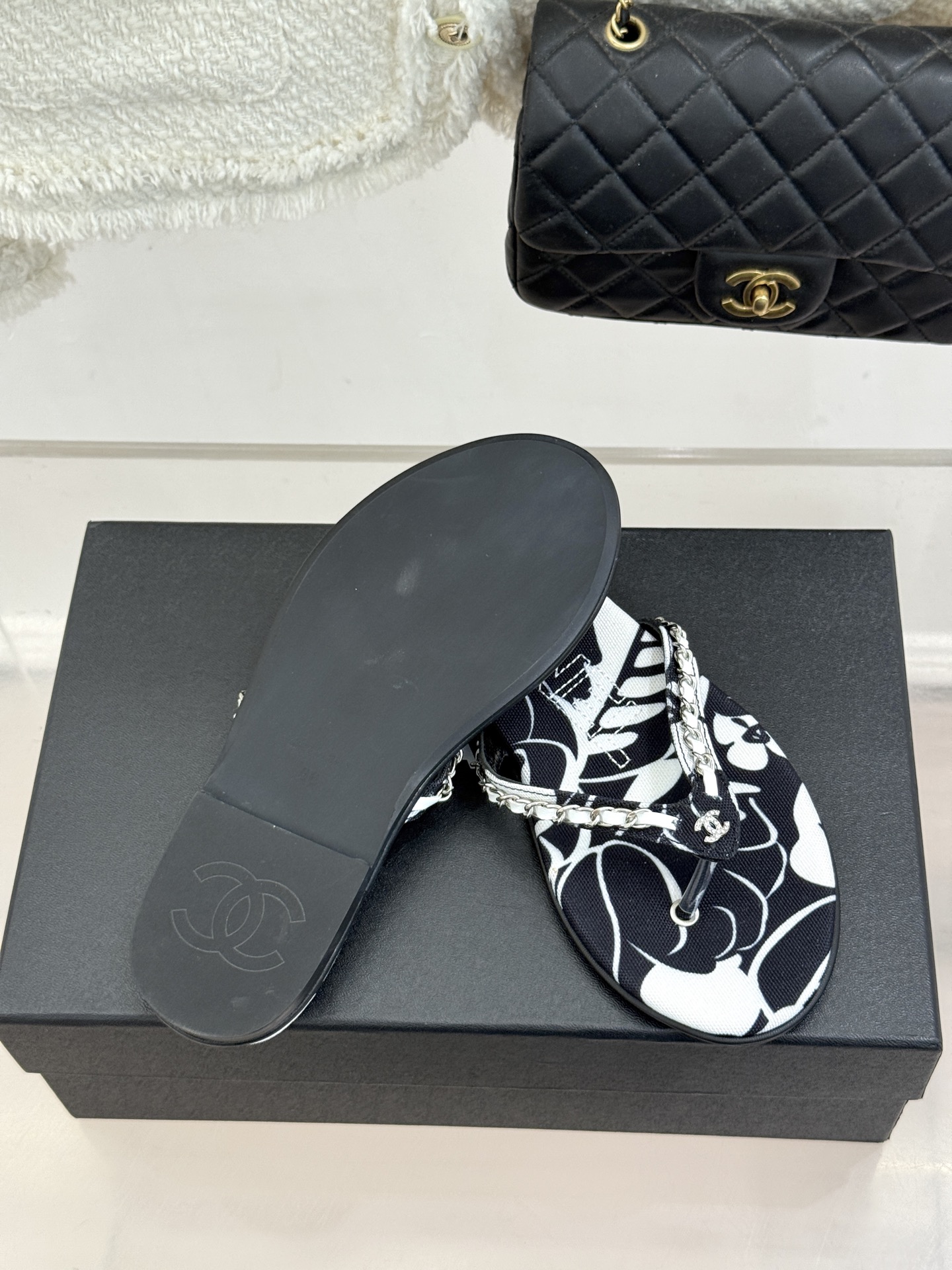 CHANE* |小香26B新品双C 印花链条夹脚平底人字拖鞋 金属链条缀出精致感 满印双C复刻经典 平底步履轻盈自在 夹 CHANE* |小香26B新品双C 印花链条夹脚平底人字拖鞋 金属链条缀出精致感 满印双C复刻经典 平底步履轻盈自在 夹
