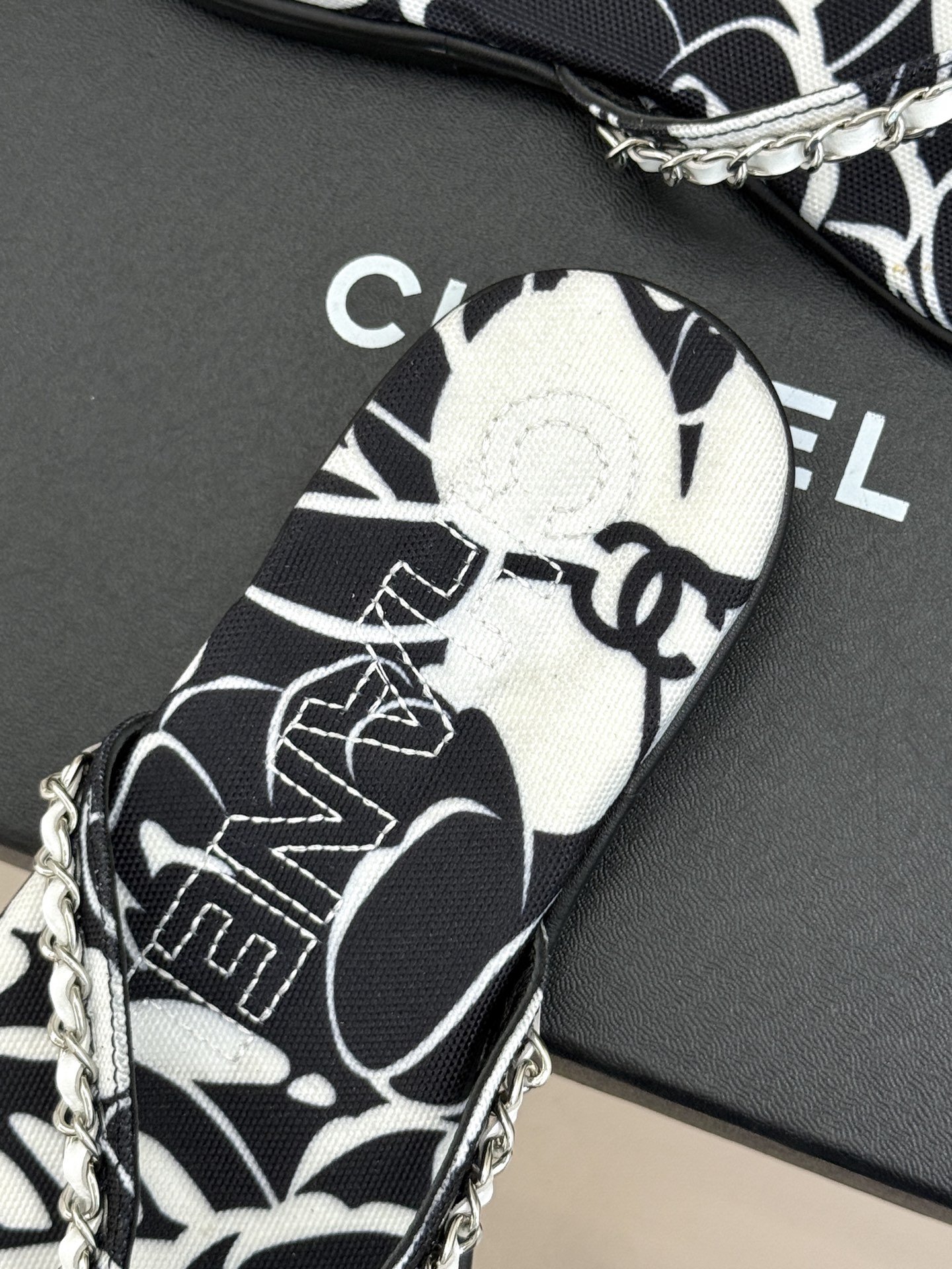 CHANE* |小香26B新品双C 印花链条夹脚平底人字拖鞋 金属链条缀出精致感 满印双C复刻经典 平底步履轻盈自在 夹 CHANE* |小香26B新品双C 印花链条夹脚平底人字拖鞋 金属链条缀出精致感 满印双C复刻经典 平底步履轻盈自在 夹