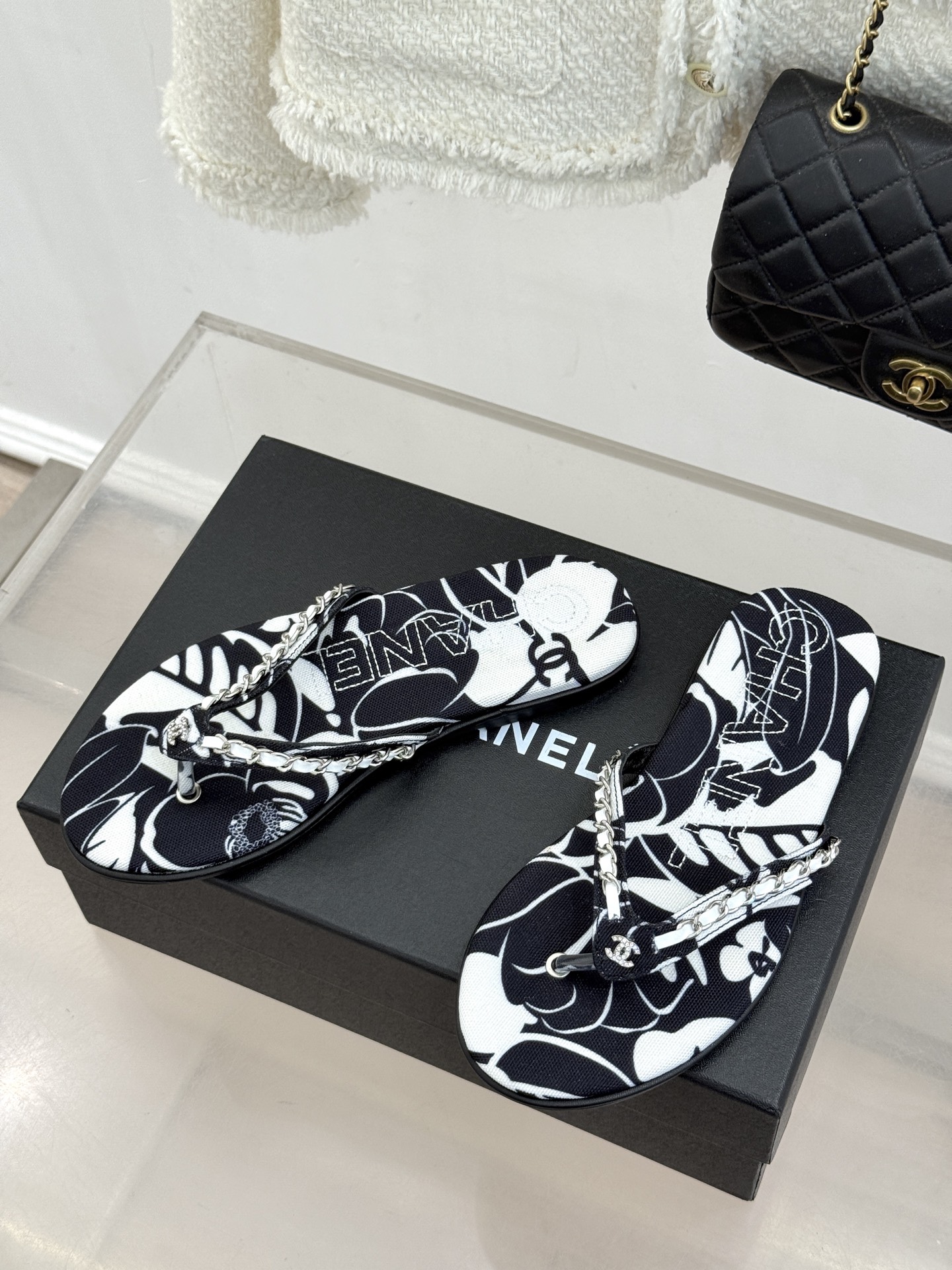 CHANE* |小香26B新品双C 印花链条夹脚平底人字拖鞋 金属链条缀出精致感 满印双C复刻经典 平底步履轻盈自在 夹 CHANE* |小香26B新品双C 印花链条夹脚平底人字拖鞋 金属链条缀出精致感 满印双C复刻经典 平底步履轻盈自在 夹