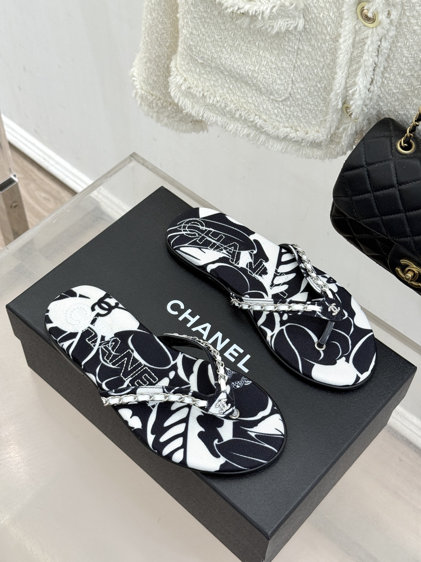 CHANE* |小香26B新品双C 印花链条夹脚平底人字拖鞋 金属链条缀出精致感 满印双C复刻经典 平底步履轻盈自在 夹 CHANE* |小香26B新品双C 印花链条夹脚平底人字拖鞋 金属链条缀出精致感 满印双C复刻经典 平底步履轻盈自在 夹